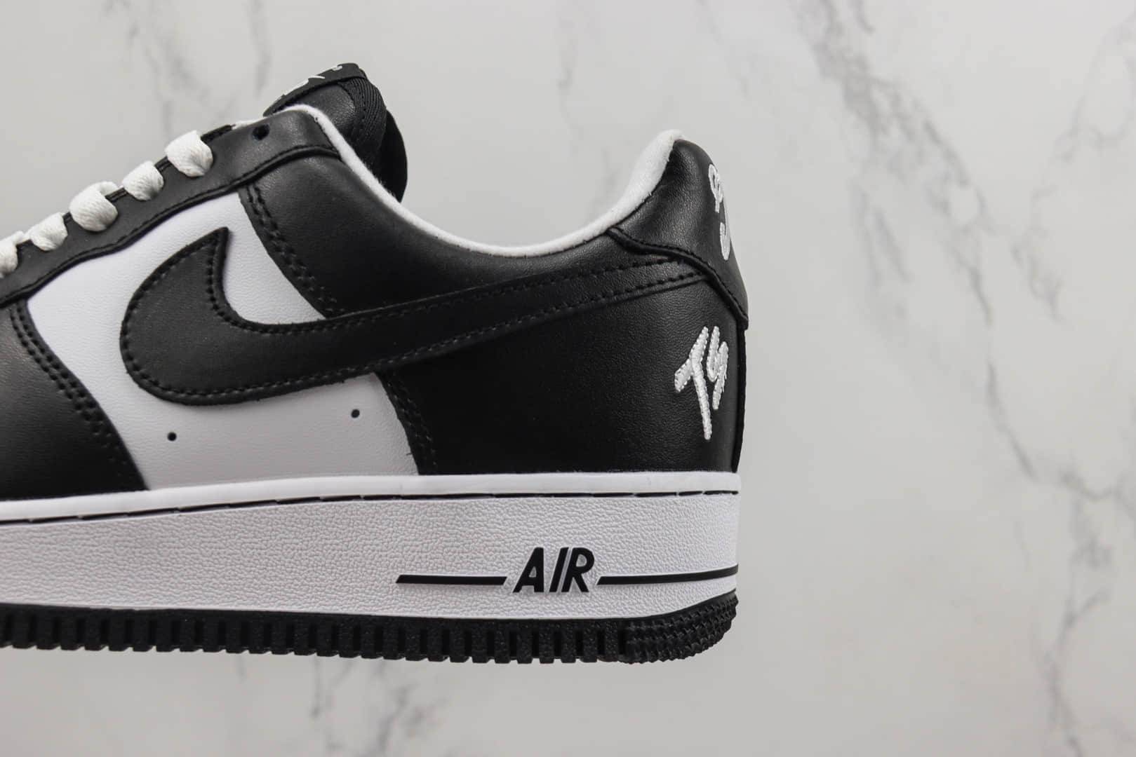 耐克Terror Squad x Nike Air Force 1'07 Low纯原版本低帮空军一号TS联名款黑白板鞋 莆田天花板AF1系列 货号：DR9868-102
