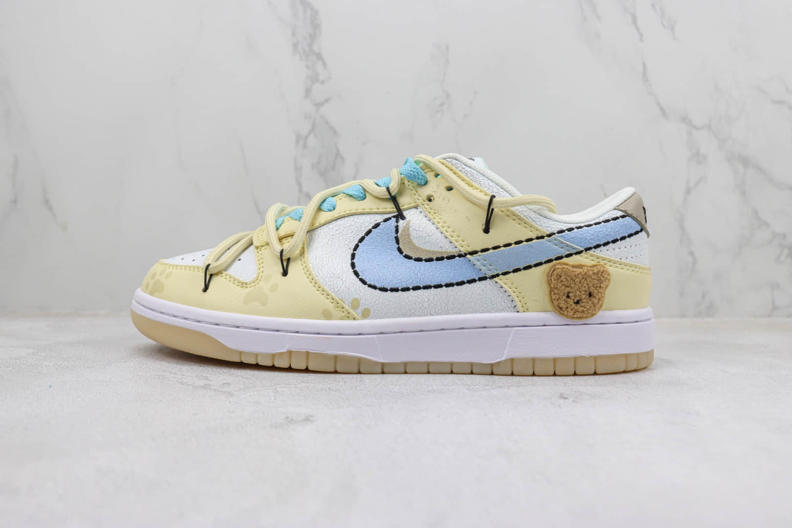 耐克Nike SB Dunk Low纯原版本低帮SB Dunk爆裂白黄小熊绑带板鞋 莆田天花板Dunk系列 货号：DX3633-100