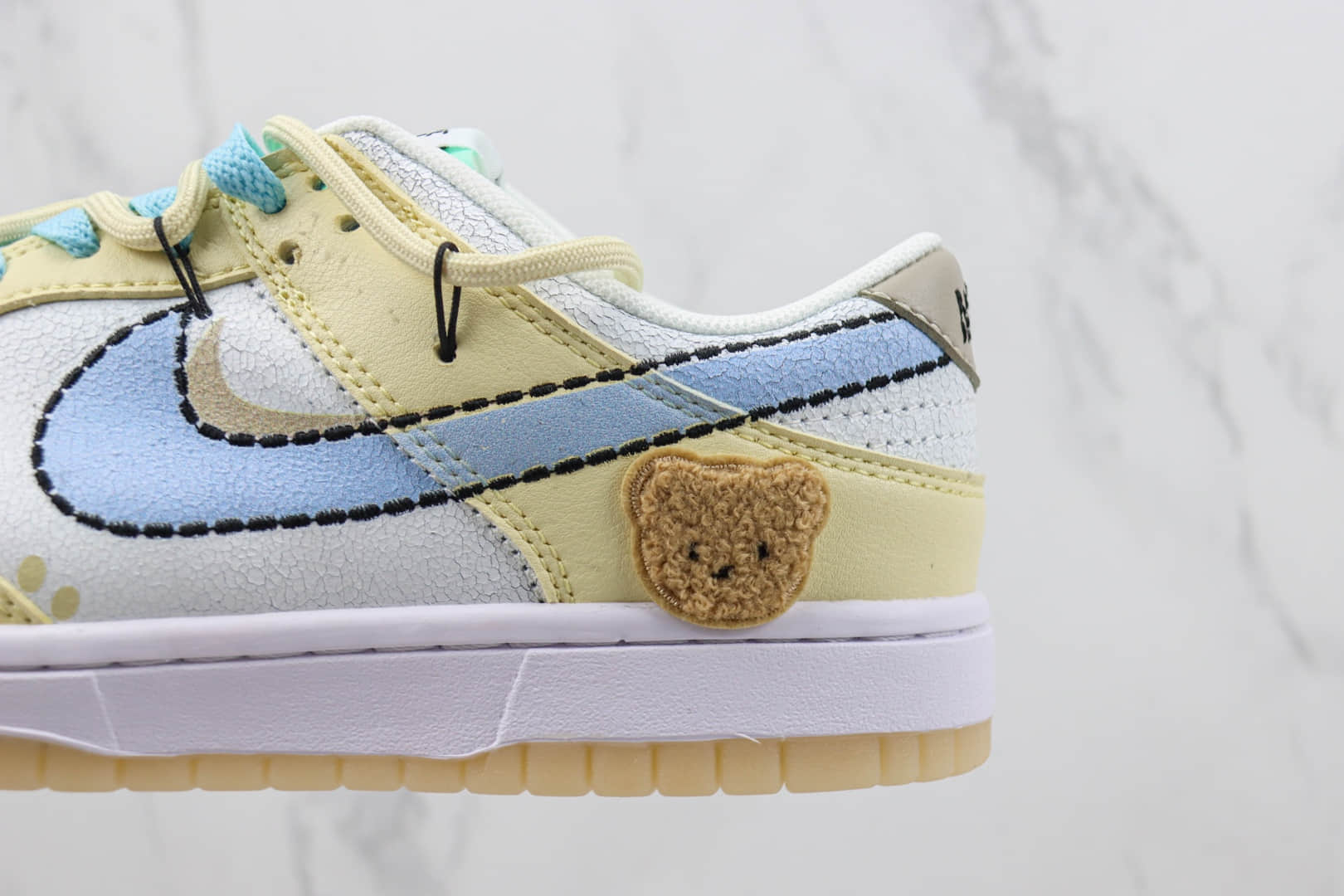 耐克Nike SB Dunk Low纯原版本低帮SB Dunk爆裂白黄小熊绑带板鞋 莆田天花板Dunk系列 货号：DX3633-100