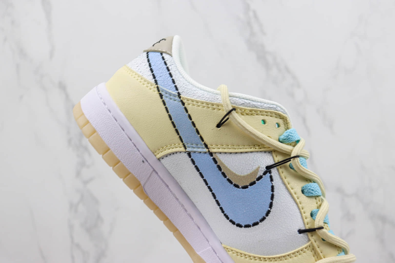 耐克Nike SB Dunk Low纯原版本低帮SB Dunk爆裂白黄小熊绑带板鞋 莆田天花板Dunk系列 货号：DX3633-100