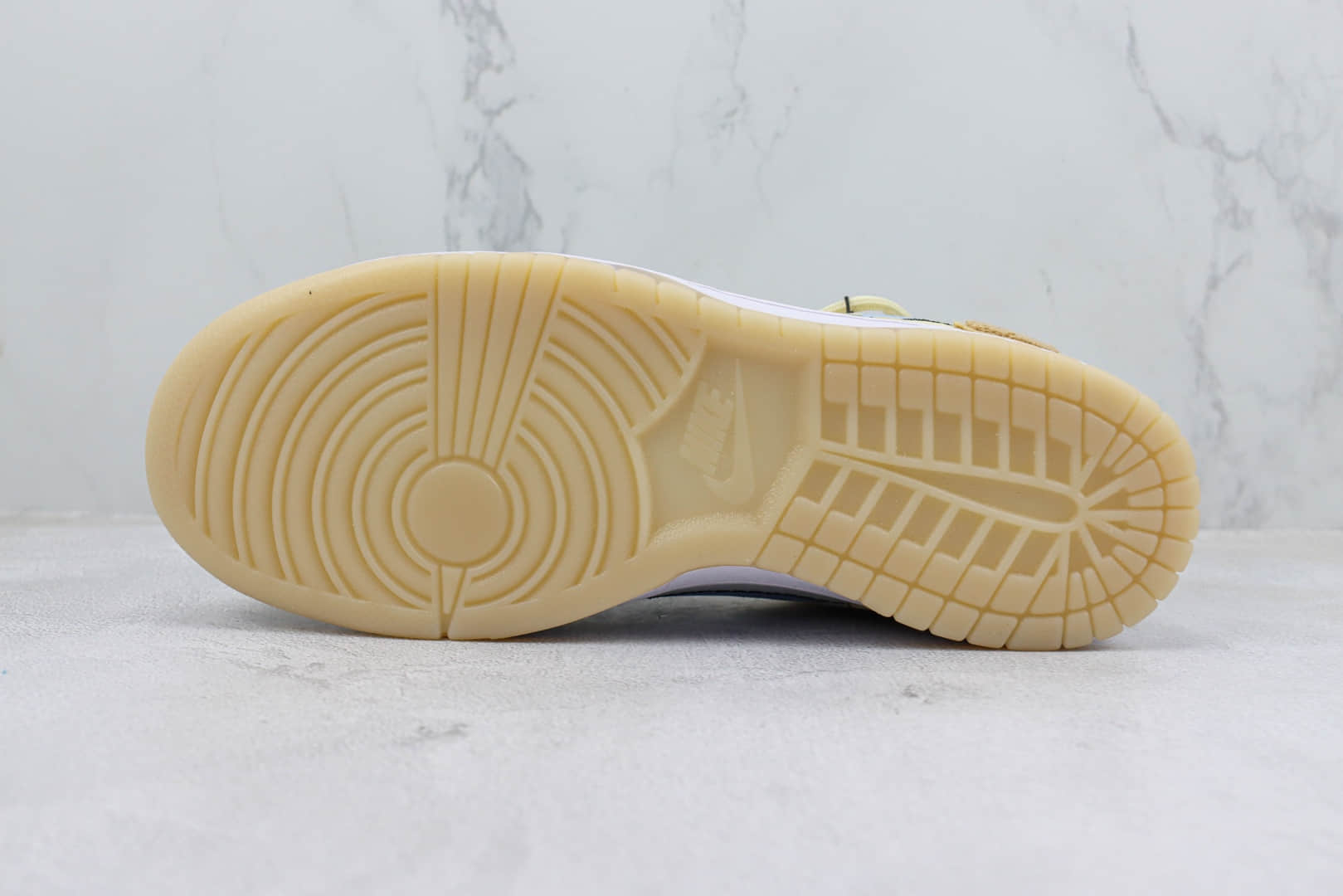 耐克Nike SB Dunk Low纯原版本低帮SB Dunk爆裂白黄小熊绑带板鞋 莆田天花板Dunk系列 货号：DX3633-100