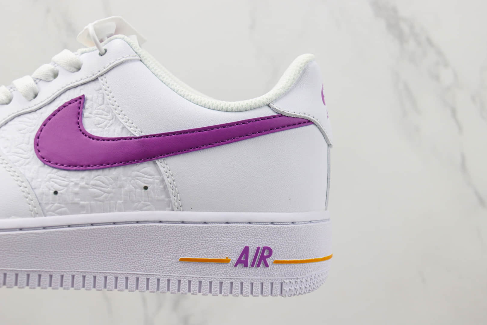 耐克Nike Air Force 1 Low纯原版本空军一号低帮AF1白紫浮雕印花板鞋 莆田天花板AF1系列 货号：FJ4209-100