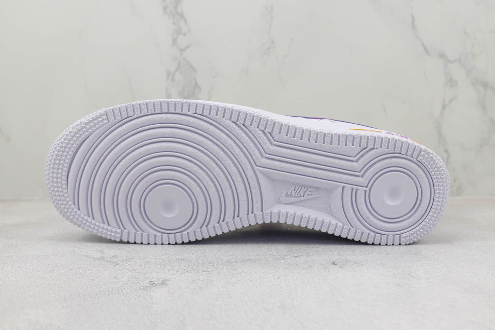 耐克Nike Air Force 1 Low纯原版本空军一号低帮AF1白紫浮雕印花板鞋 莆田天花板AF1系列 货号：FJ4209-100