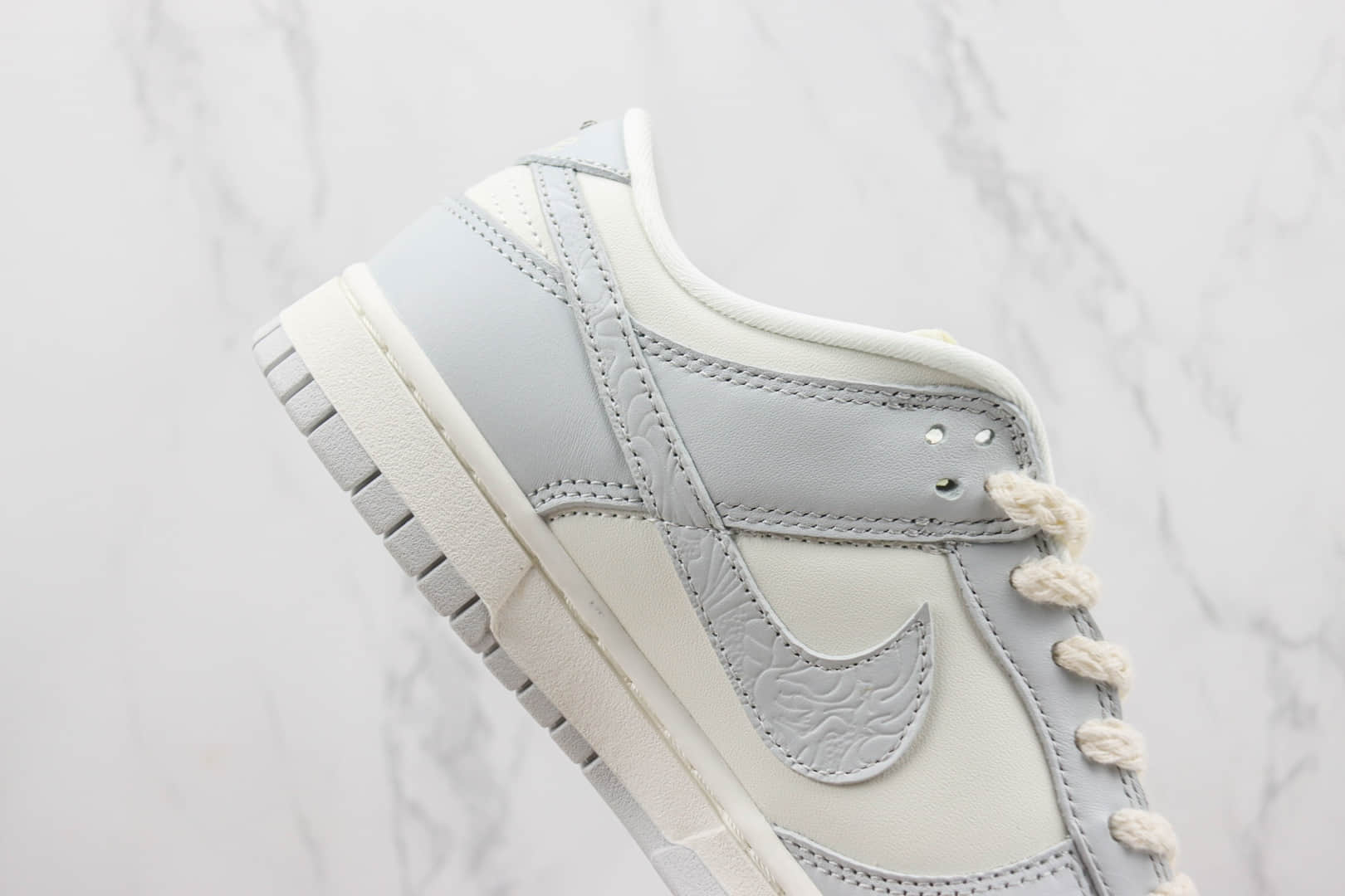 耐克Nike SB Dunk Low纯原版本低帮SB Dunk灰白浮雕板鞋 莆田天花板Dunk系列 货号：FJ4553-133