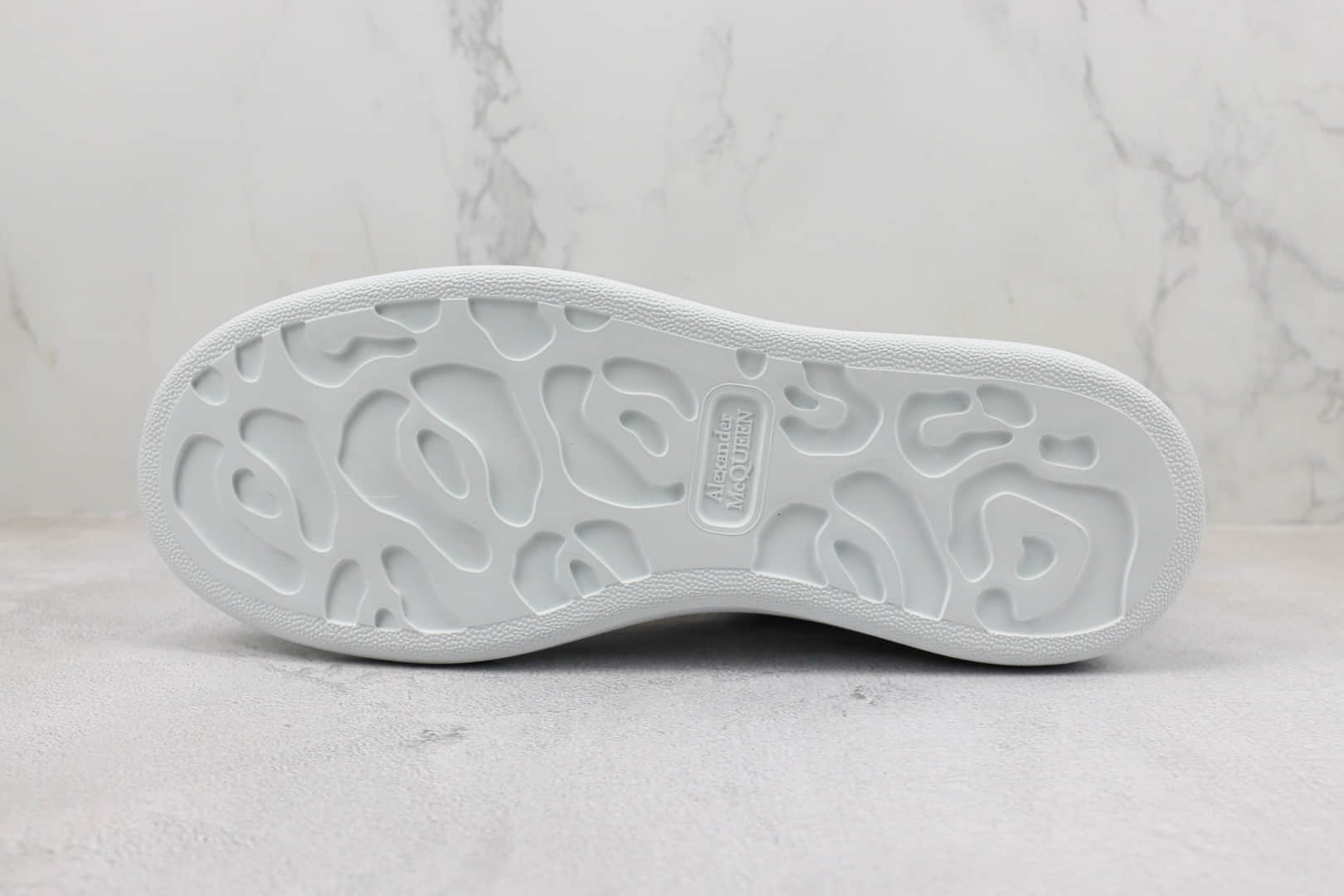 亚历山大Alexander McQueen纯原版本麦昆白色丝绒黑尾增高板鞋 莆田复刻鞋货源