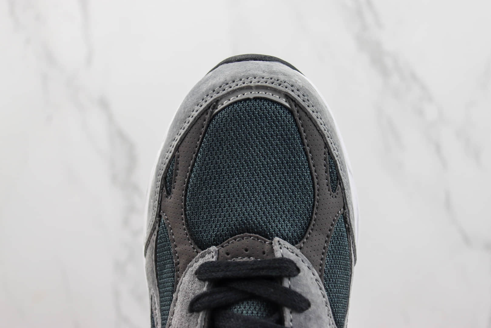 新百伦United Arrows & Sons x New Balance 990V3纯原版本UA联名NB990V3炭灰色复古跑鞋 莆田新百伦货源 货号：M990UA3