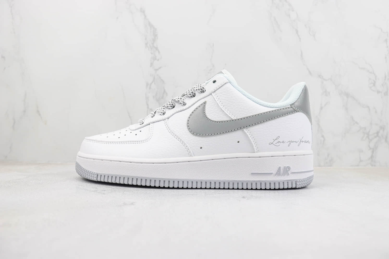 耐克Nike Air Force 1 Low纯原版本空军一号低帮AF1白灰色英文印花3M反光板鞋 莆田耐克工厂 货号：LO1718-051