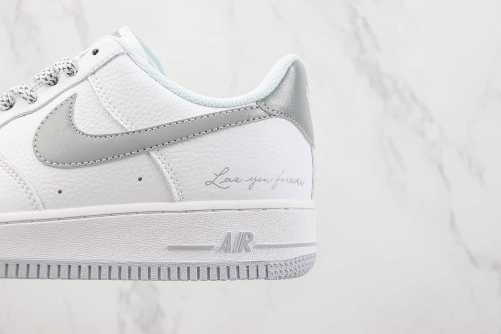 耐克Nike Air Force 1 Low纯原版本空军一号低帮AF1白灰色英文印花3M反光板鞋 莆田耐克工厂 货号：LO1718-051