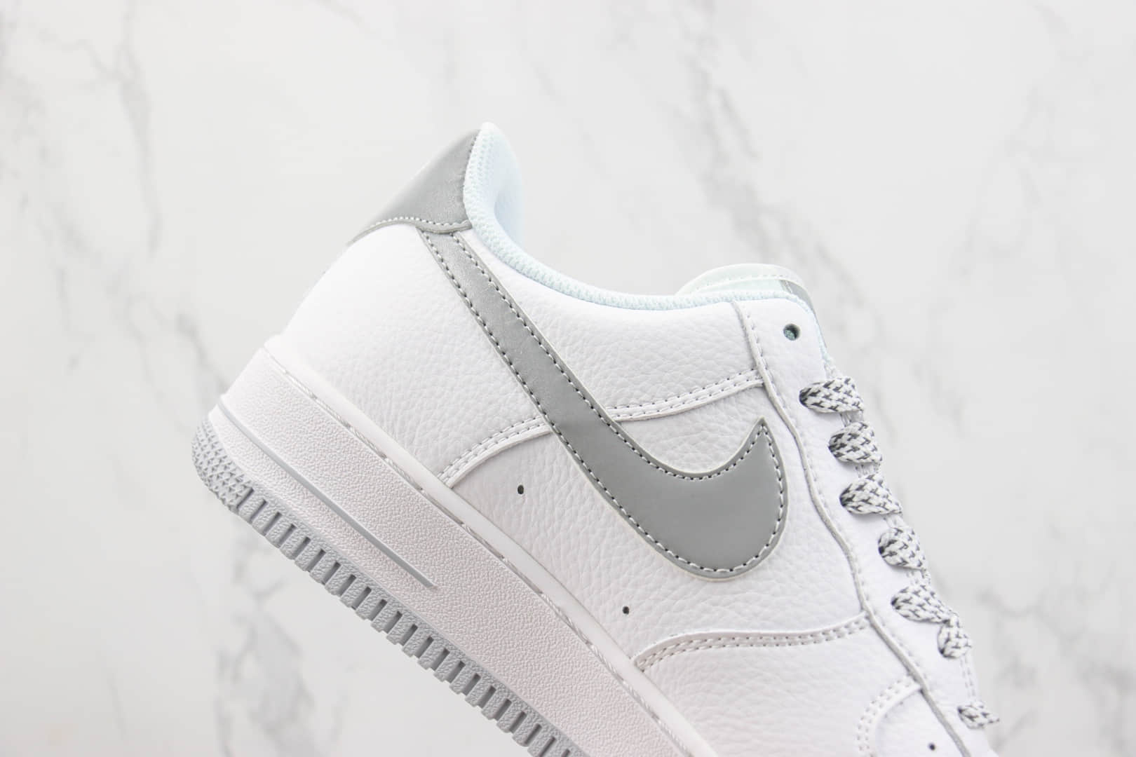 耐克Nike Air Force 1 Low纯原版本空军一号低帮AF1白灰色英文印花3M反光板鞋 莆田耐克工厂 货号：LO1718-051
