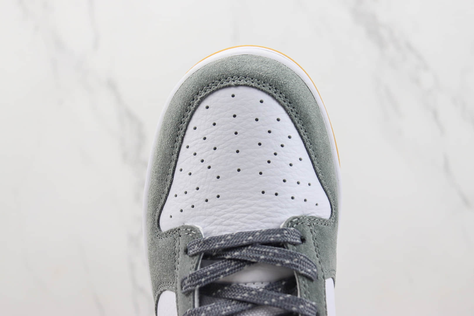 耐克Nike SB Dunk Low纯原版本低帮SB Dunk白灰麂皮板鞋 莆田耐克货源 货号：FV0389-100
