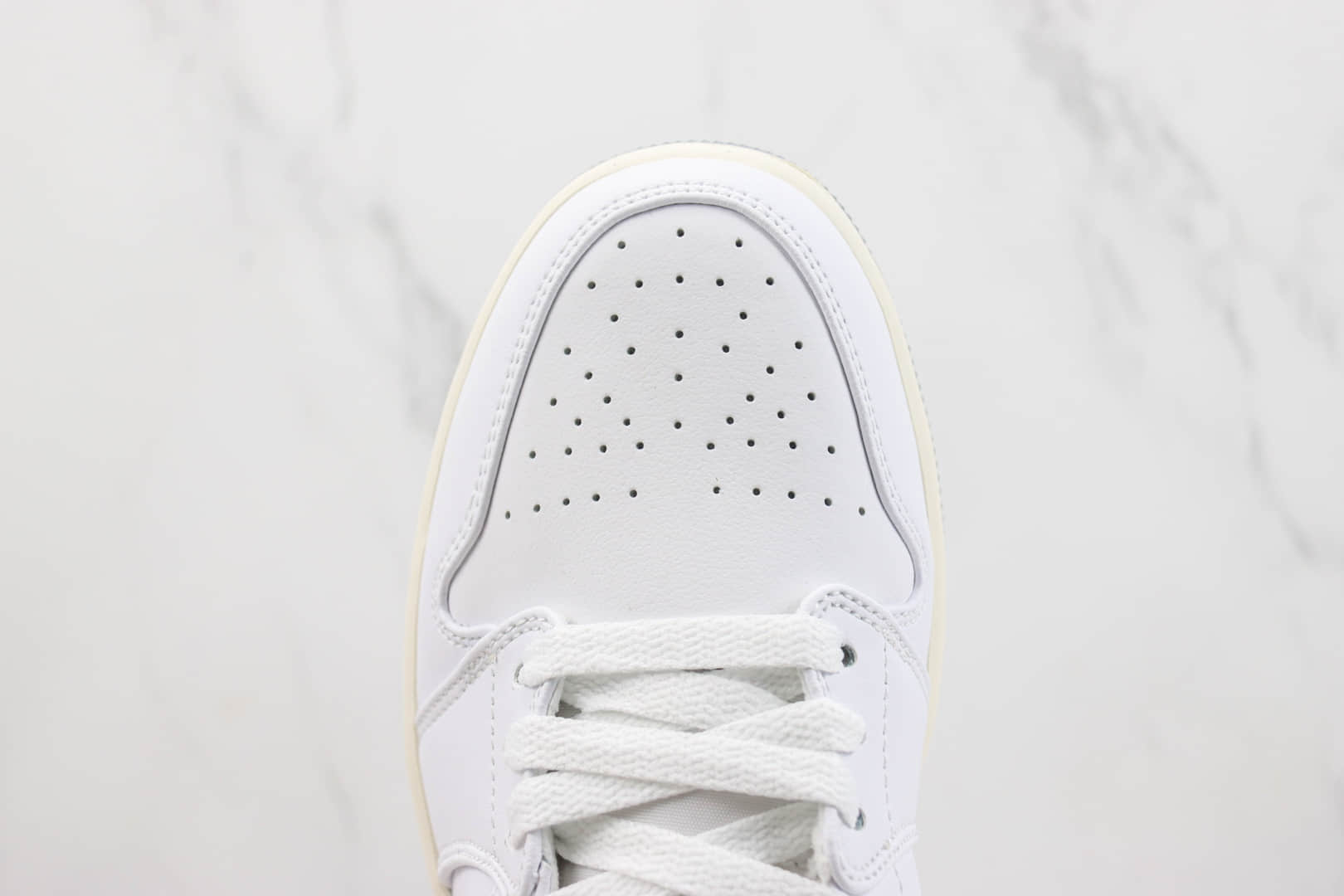 乔丹Air Jordan 1 Mid纯原版本中帮AJ1白灰色篮球鞋 莆田AJ货源 货号：554724-135