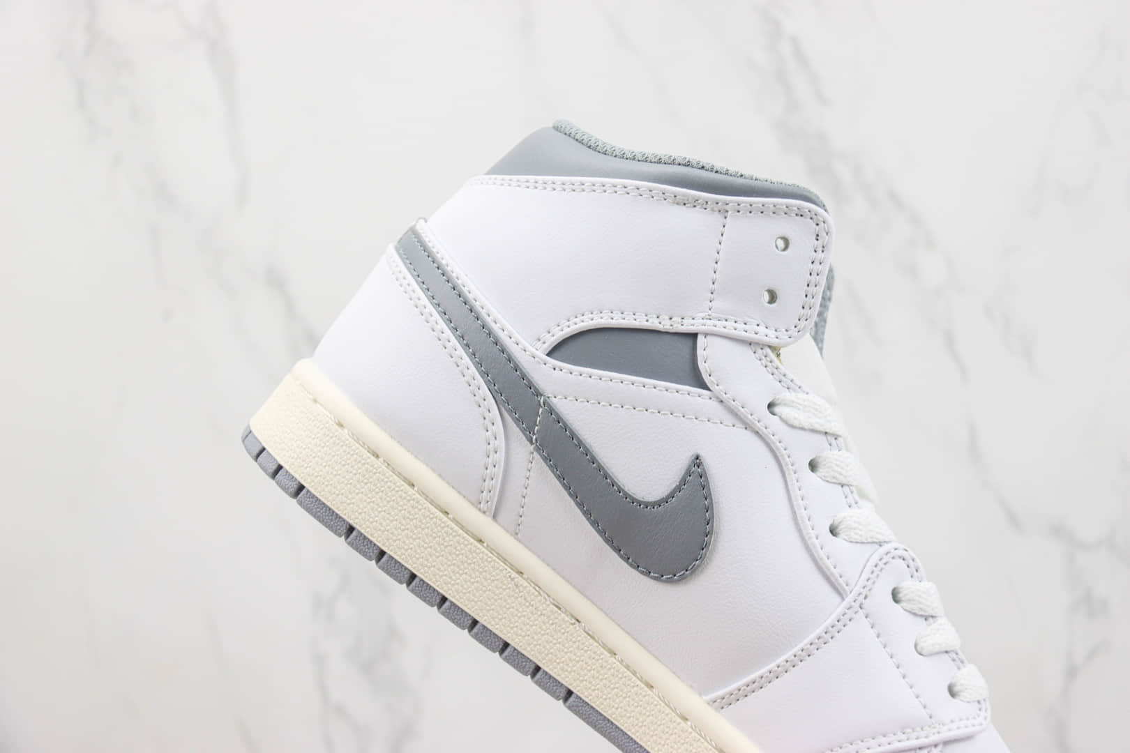 乔丹Air Jordan 1 Mid纯原版本中帮AJ1白灰色篮球鞋 莆田AJ货源 货号：554724-135