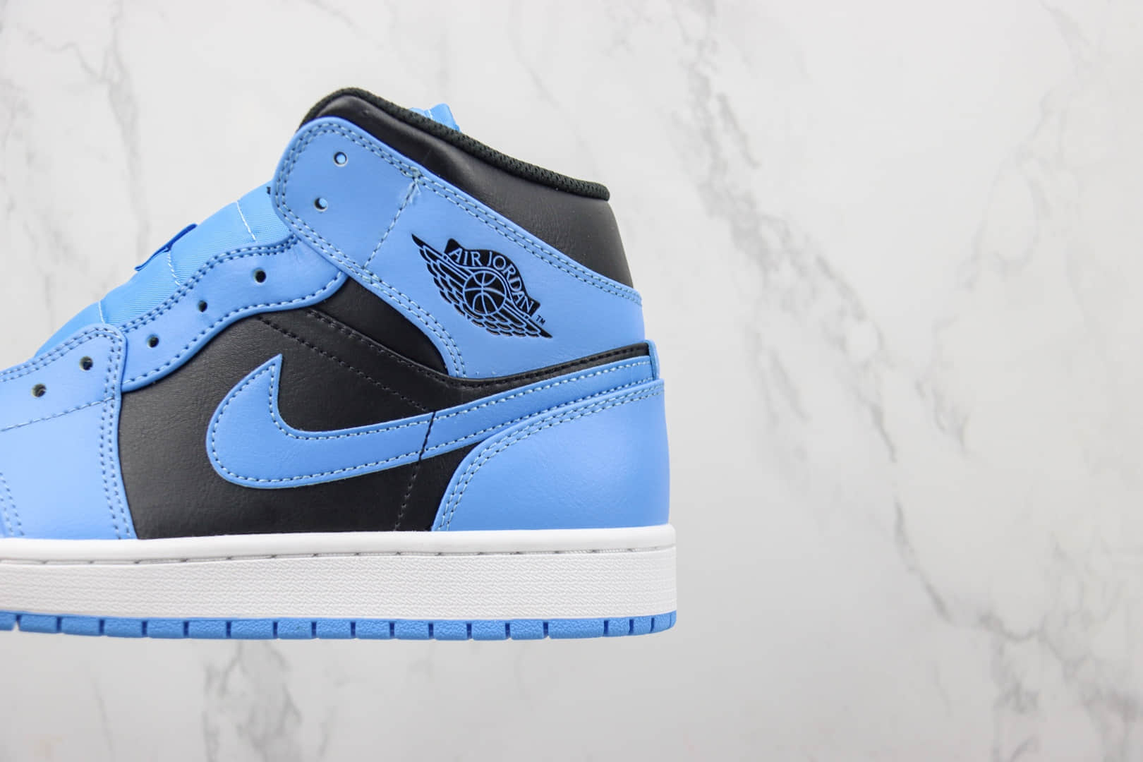 乔丹Air Jordan 1 Mid “University Blue”纯原版本中帮AJ1大学蓝篮球鞋 莆田AJ货源 货号：DQ8426-401