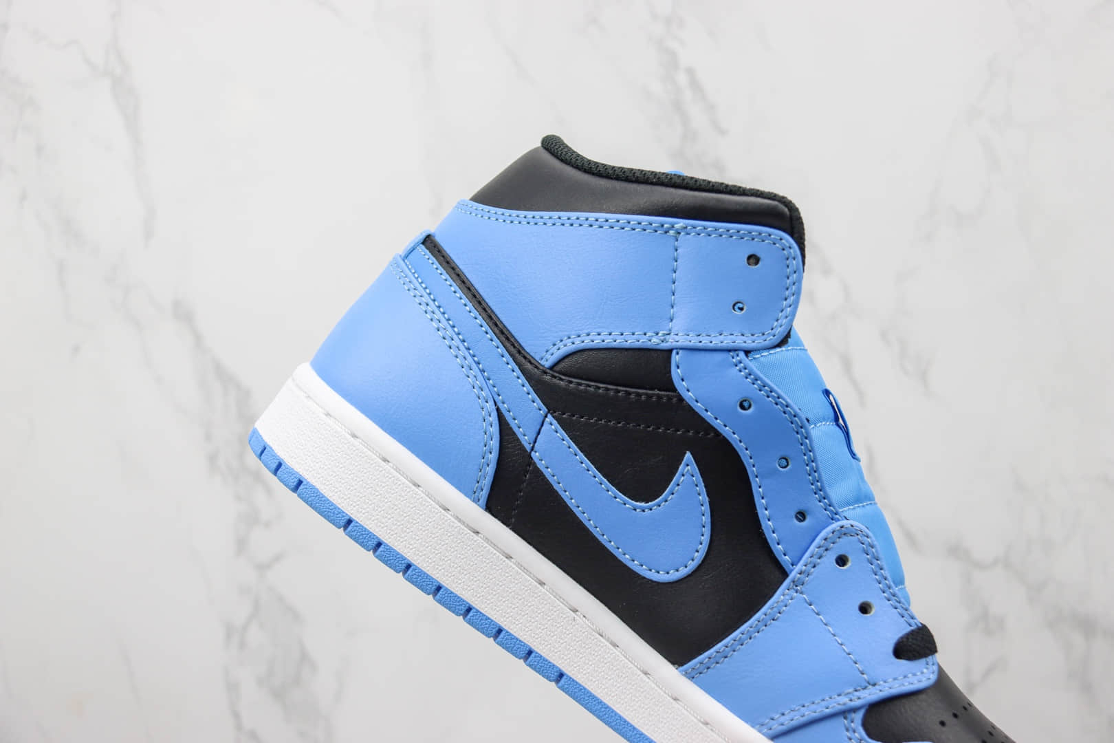 乔丹Air Jordan 1 Mid “University Blue”纯原版本中帮AJ1大学蓝篮球鞋 莆田AJ货源 货号：DQ8426-401