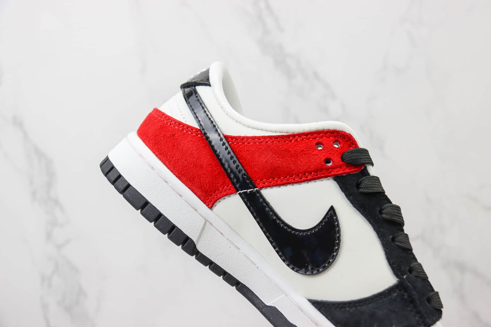 耐克Nike SB Dunk Low纯原版本低帮SB Dunk钻石联名黑白红板鞋 莆田耐克货源 货号：FC1688-124