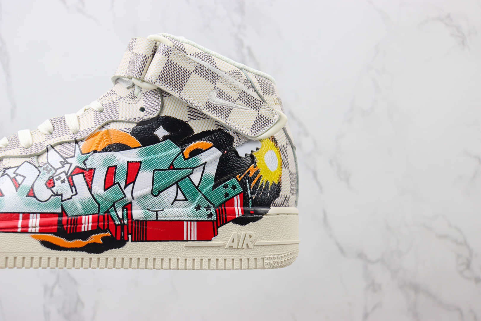 耐克Louis Vuitton x Nike Air Force 1 Mid纯原版本路易威登LV联名空军一号棋盘格中帮AF1涂鸦印花板鞋 莆田天花板AF1 货号：1A9V36