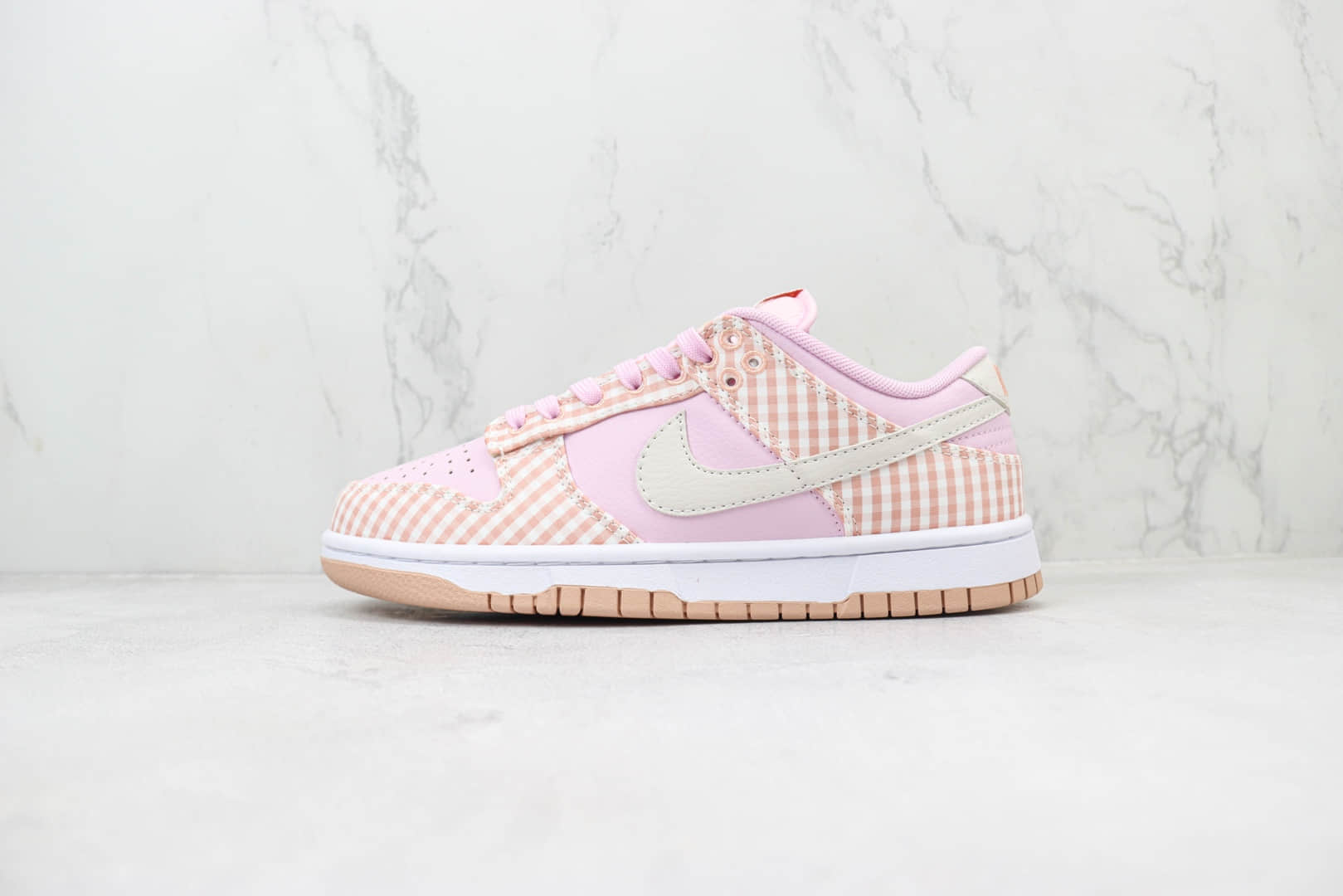 耐克Nike SB Dunk Low纯原版本低帮SB Dunk格子粉板鞋 莆田耐克工厂 货号：FB9881-600