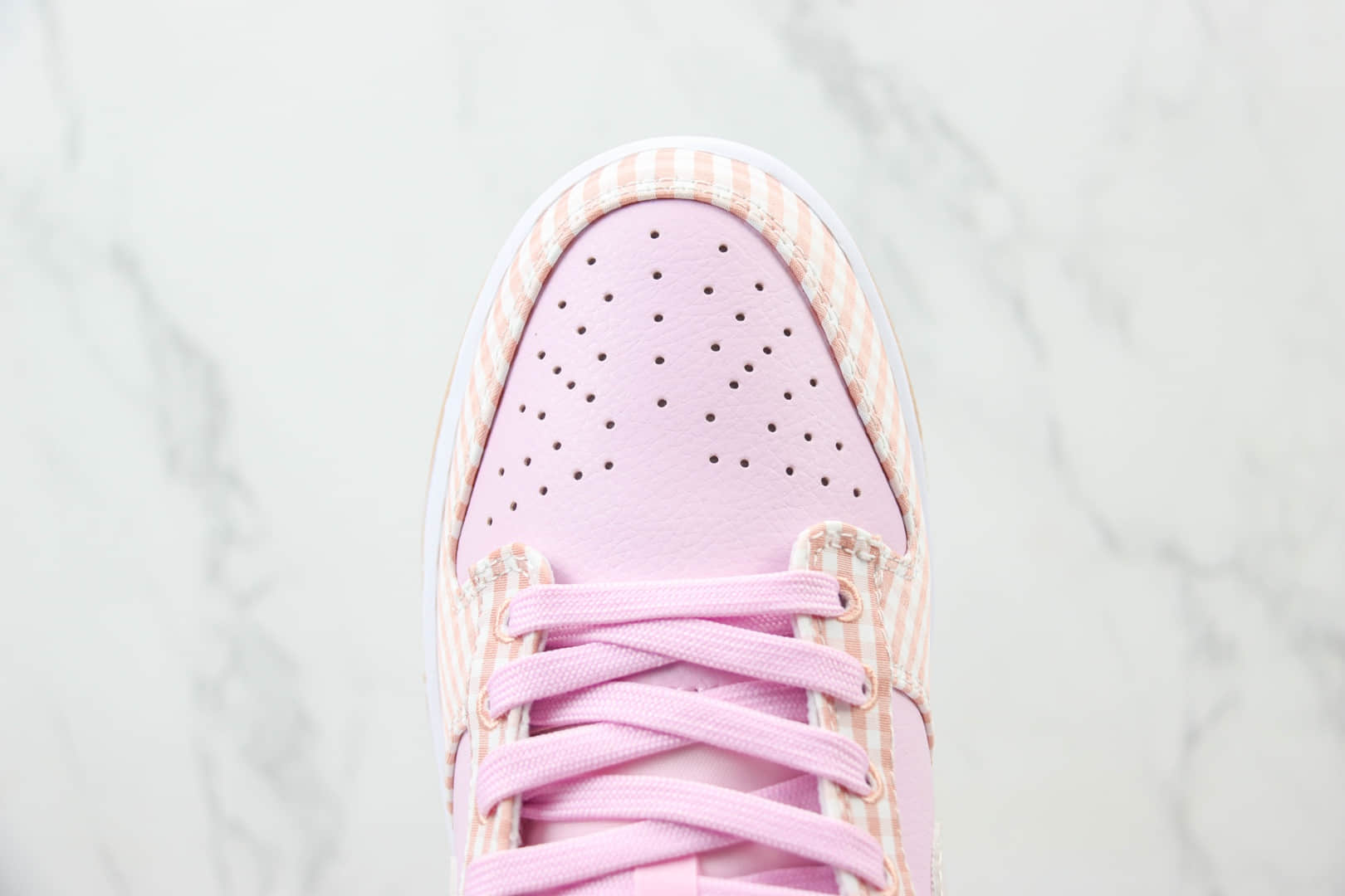 耐克Nike SB Dunk Low纯原版本低帮SB Dunk格子粉板鞋 莆田耐克工厂 货号：FB9881-600