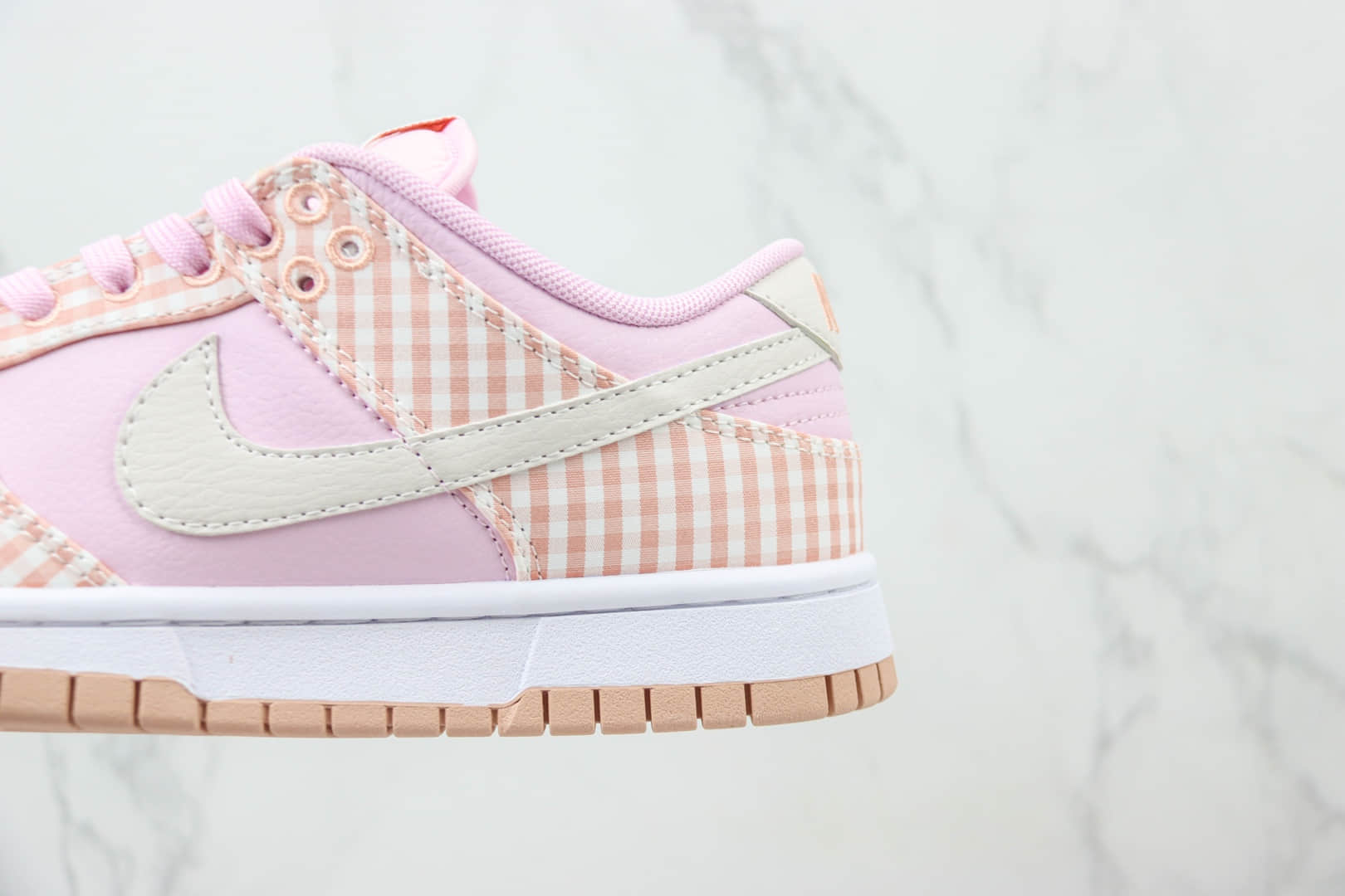 耐克Nike SB Dunk Low纯原版本低帮SB Dunk格子粉板鞋 莆田耐克工厂 货号：FB9881-600