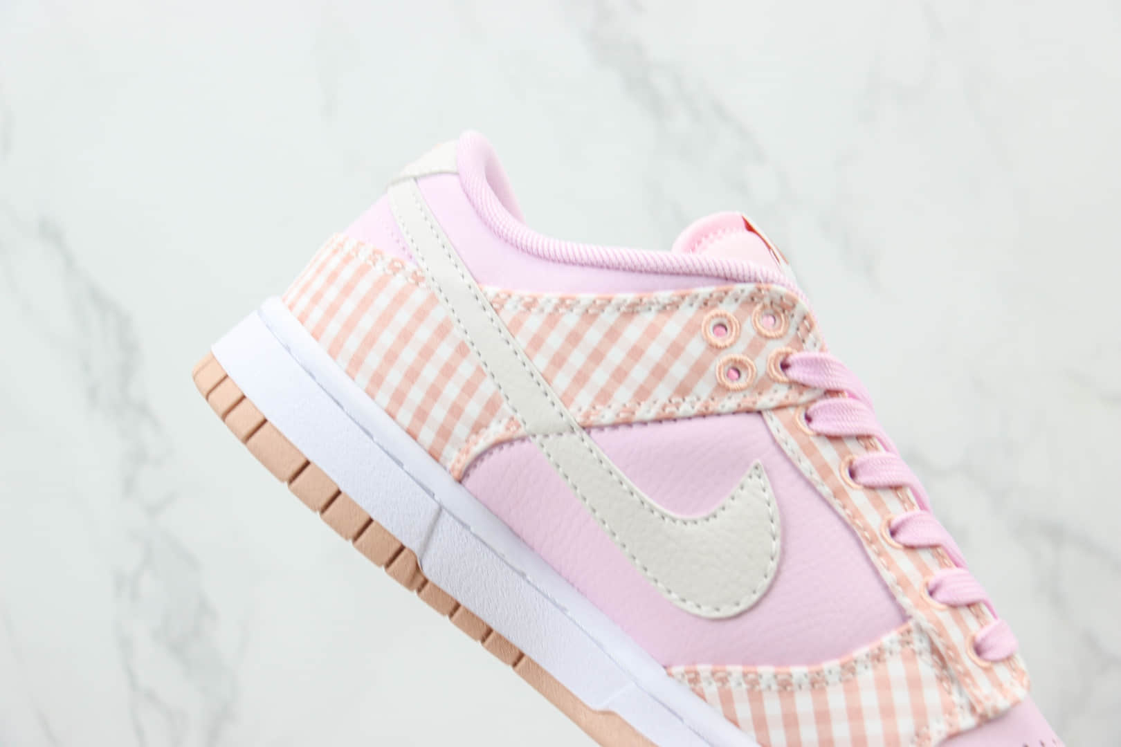 耐克Nike SB Dunk Low纯原版本低帮SB Dunk格子粉板鞋 莆田耐克工厂 货号：FB9881-600