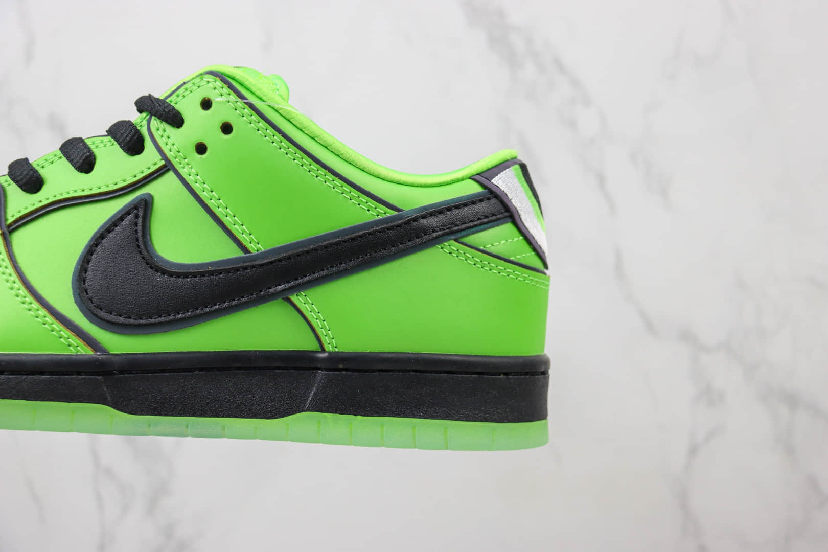 耐克The Powerpuff Girls x Nike SB Dunk Low纯原版本飞天小女警联名SB Dunk黑绿色低帮板鞋 莆田耐克货源 货号：FZ8319-300