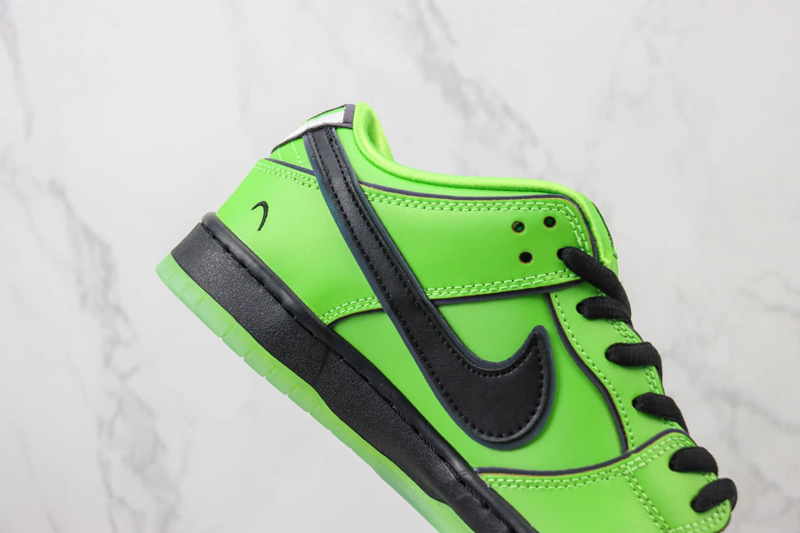 耐克The Powerpuff Girls x Nike SB Dunk Low纯原版本飞天小女警联名SB Dunk黑绿色低帮板鞋 莆田耐克货源 货号：FZ8319-300