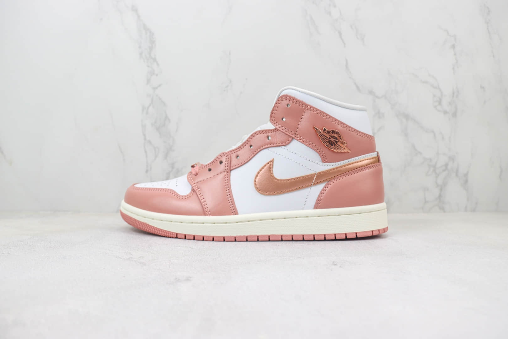  乔丹Air Jordan 1 Mid纯原版本中帮AJ1玫瑰粉篮球鞋 莆田复刻鞋货源 货号：FB9892-670 