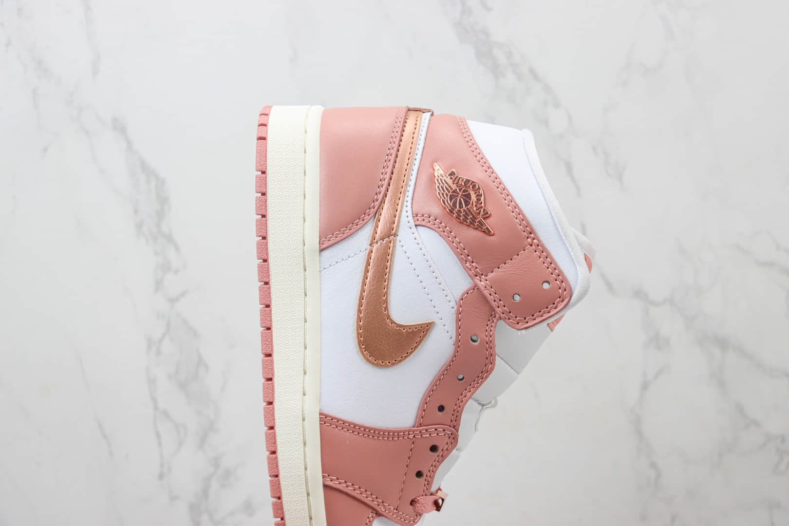  乔丹Air Jordan 1 Mid纯原版本中帮AJ1玫瑰粉篮球鞋 莆田复刻鞋货源 货号：FB9892-670 