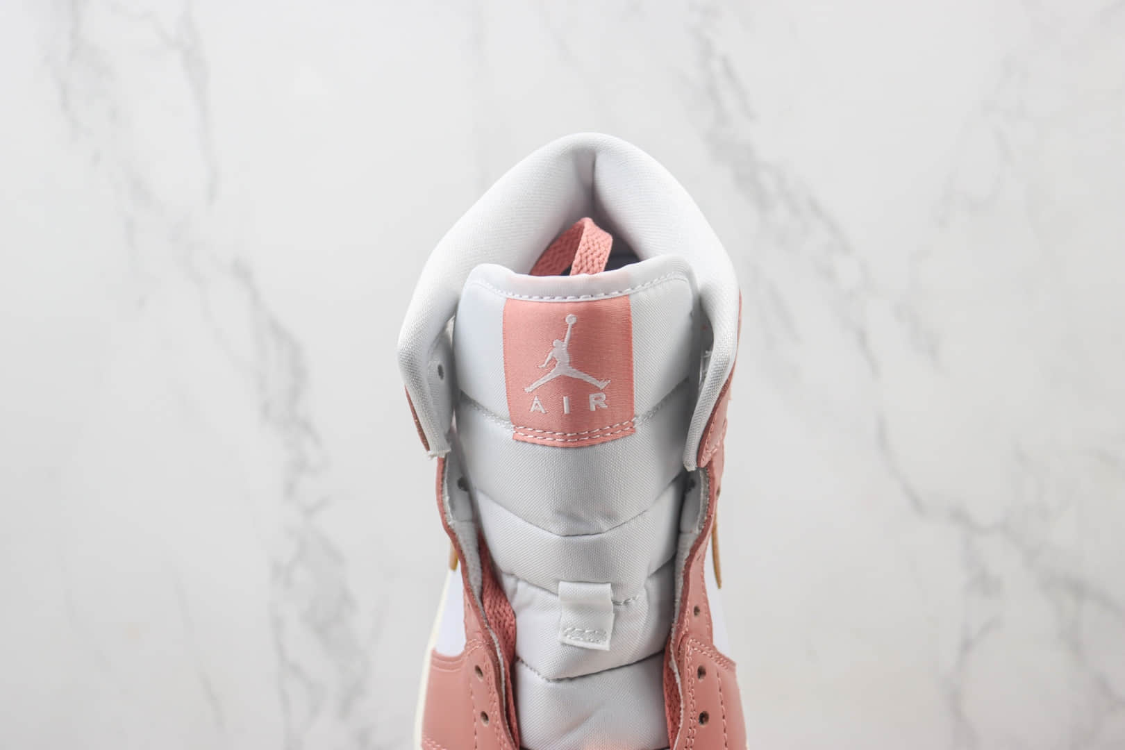  乔丹Air Jordan 1 Mid纯原版本中帮AJ1玫瑰粉篮球鞋 莆田复刻鞋货源 货号：FB9892-670 