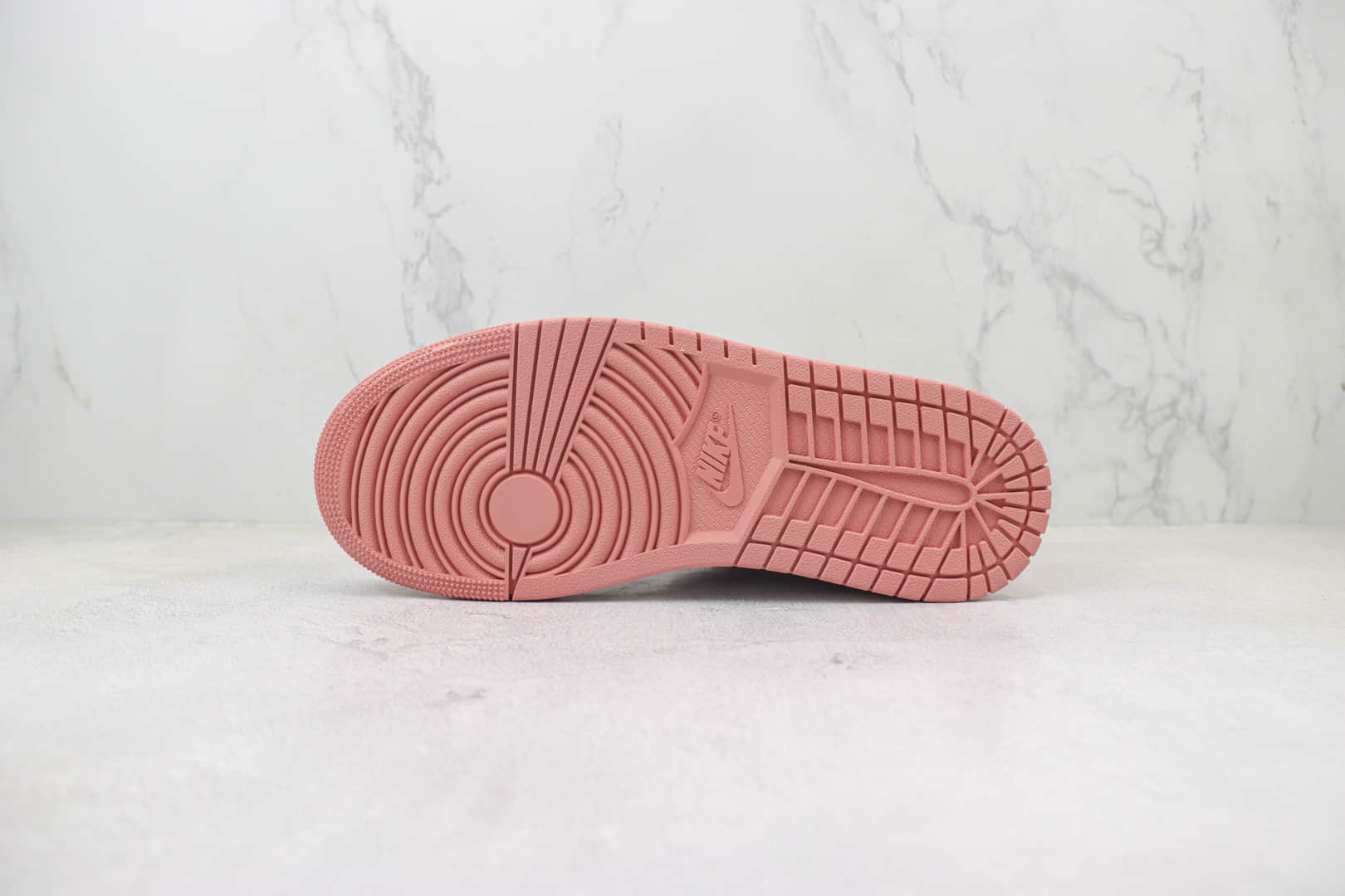  乔丹Air Jordan 1 Mid纯原版本中帮AJ1玫瑰粉篮球鞋 莆田复刻鞋货源 货号：FB9892-670 