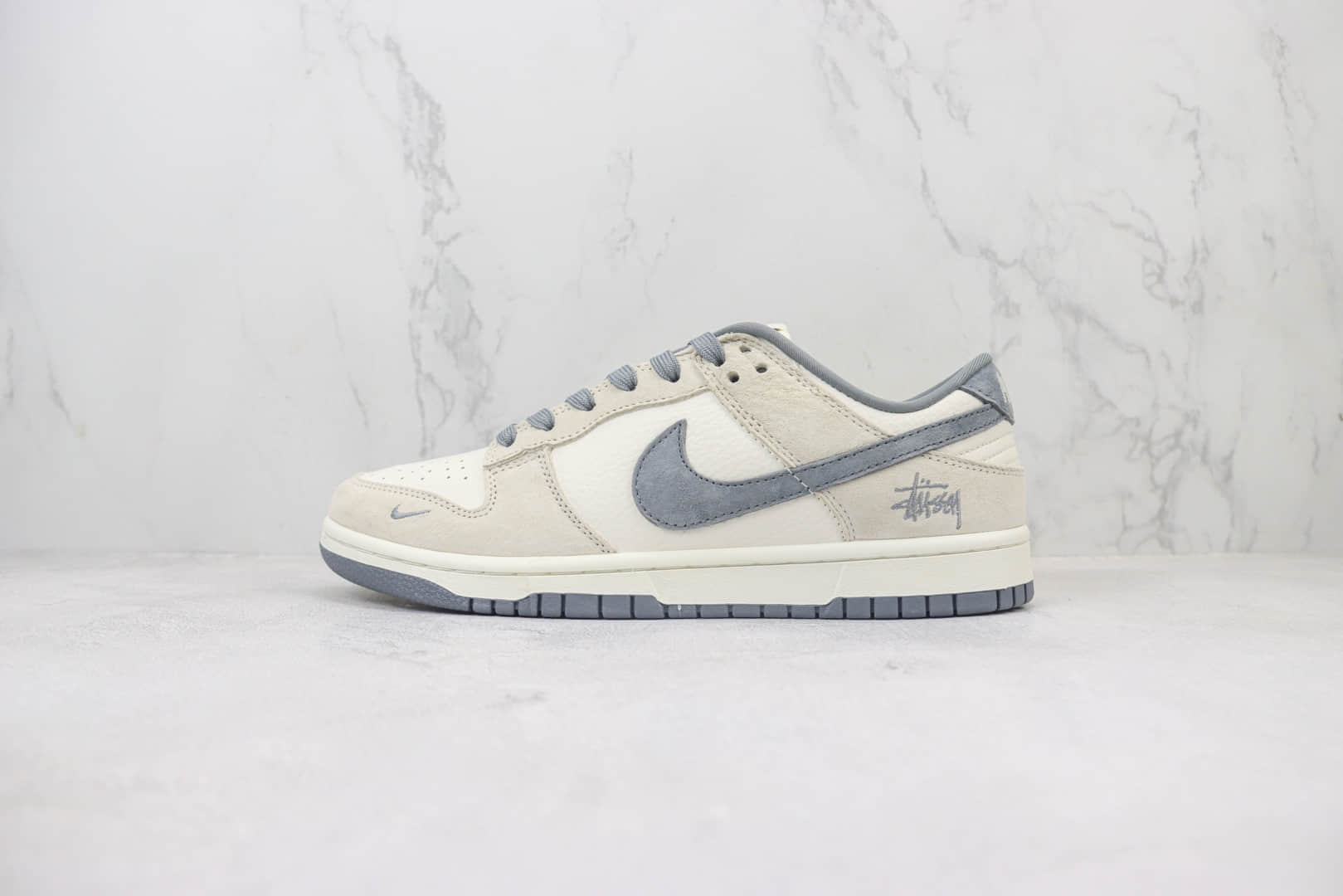 耐克Stussy x Nike SB Dunk Low纯原版本斯图西联名SB Dunk白灰色板鞋 莆田耐克货源 货号:FC1688-154