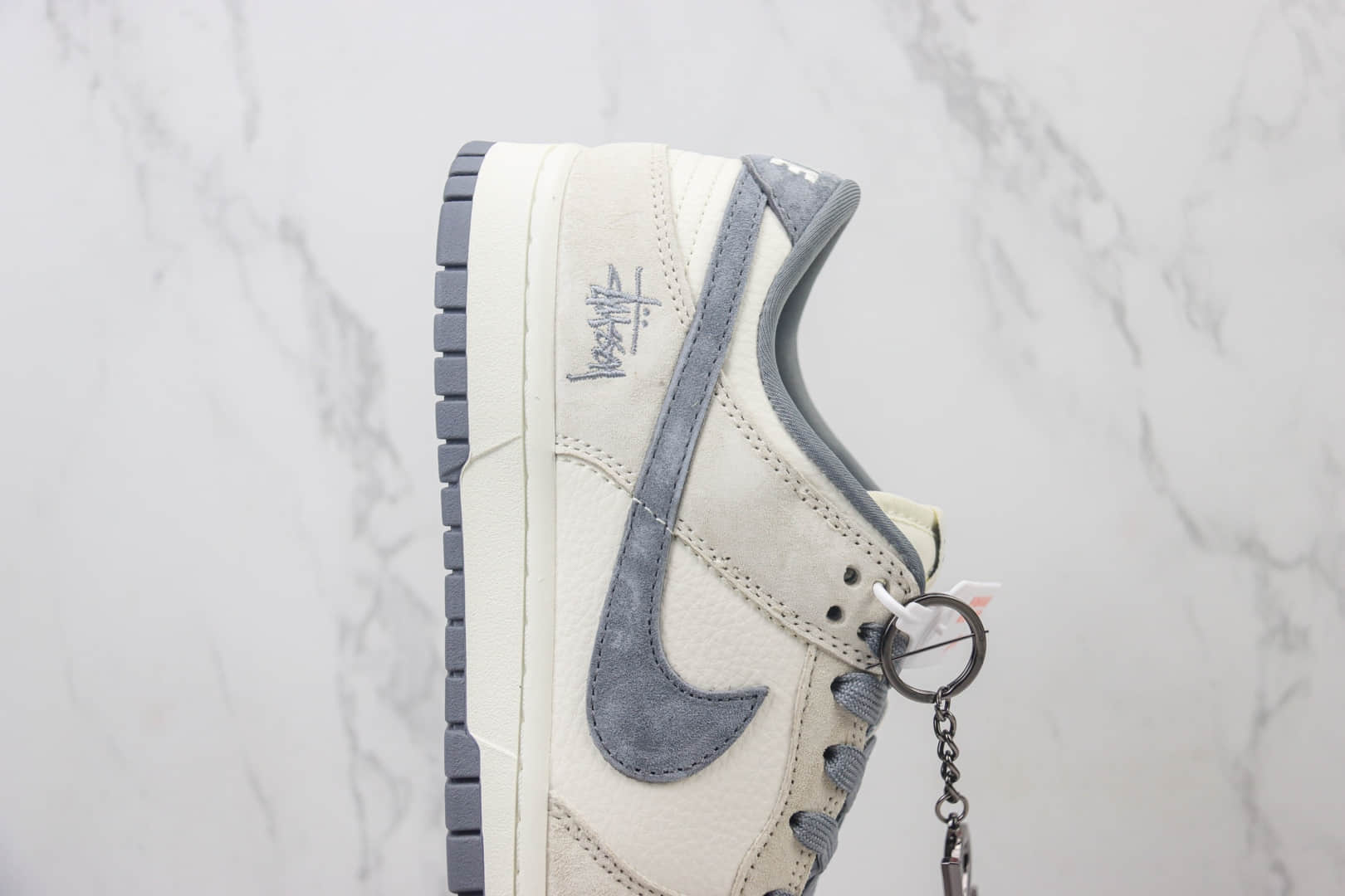 耐克Stussy x Nike SB Dunk Low纯原版本斯图西联名SB Dunk白灰色板鞋 莆田耐克货源 货号:FC1688-154