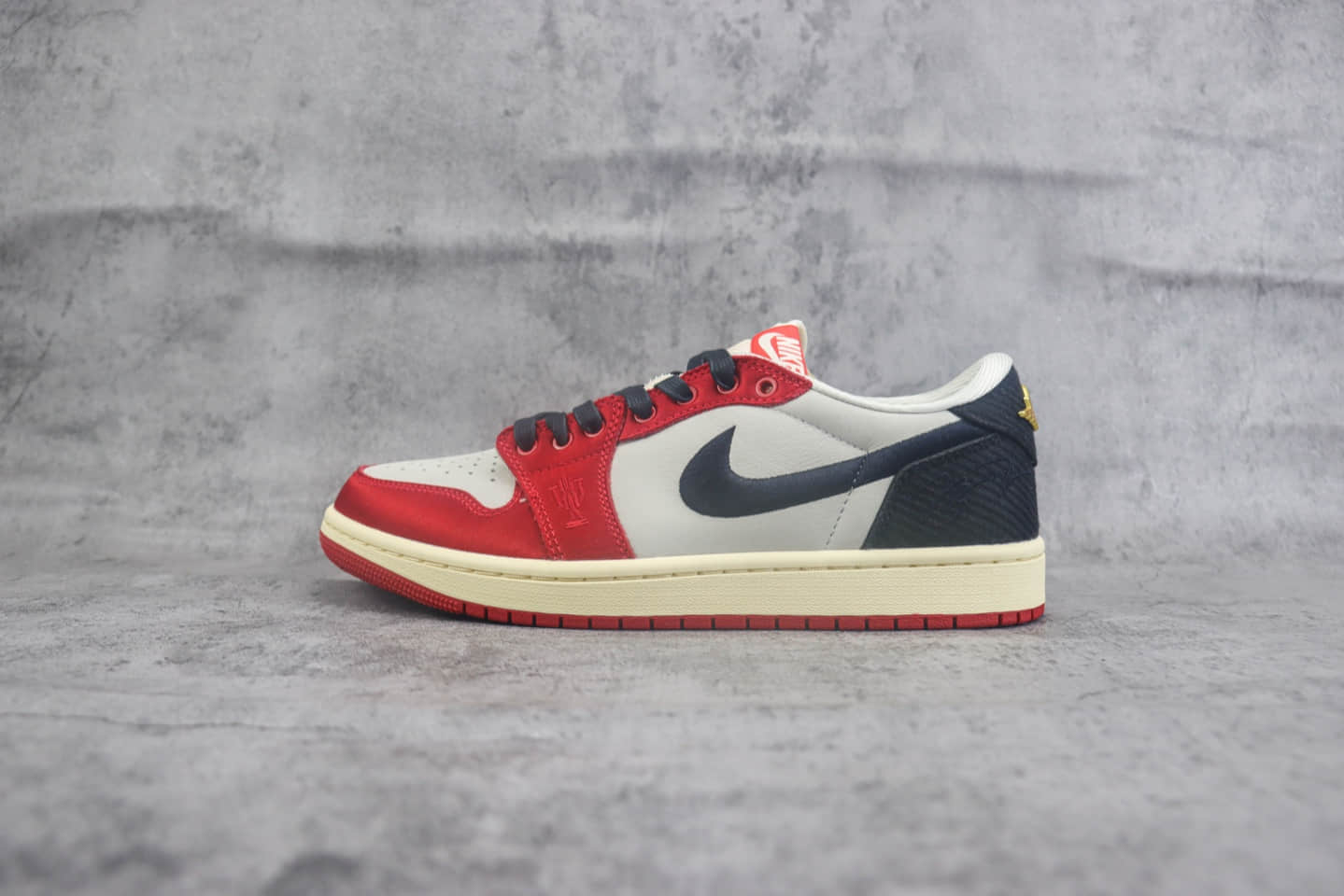 乔丹Trophy Room x Air Jordan 1 Low “Away”纯原版本乔丹之子联名AJ1白黑红低帮篮球鞋 莆田AJ货源 货号：FN0432-100