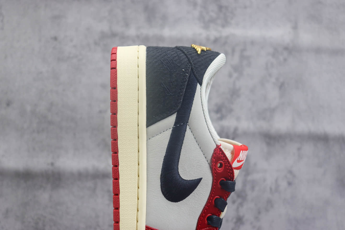 乔丹Trophy Room x Air Jordan 1 Low “Away”纯原版本乔丹之子联名AJ1白黑红低帮篮球鞋 莆田AJ货源 货号：FN0432-100