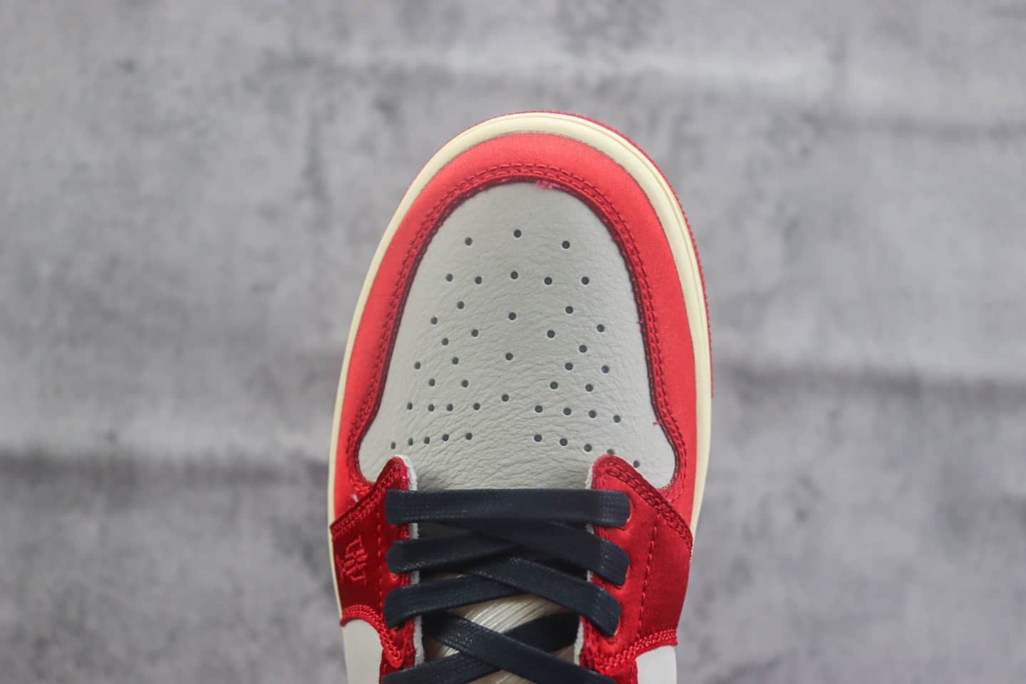 乔丹Trophy Room x Air Jordan 1 Low “Away”纯原版本乔丹之子联名AJ1白黑红低帮篮球鞋 莆田AJ货源 货号：FN0432-100