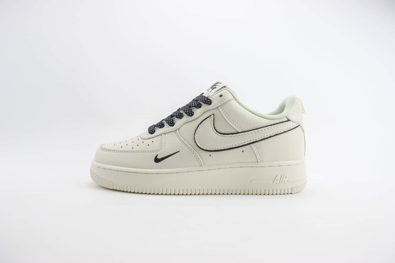 耐克Nike Air Force 1 Low纯原版本空军一号AF1白黑3M反光板鞋 莆田耐克货源 货号：MJ0319-021