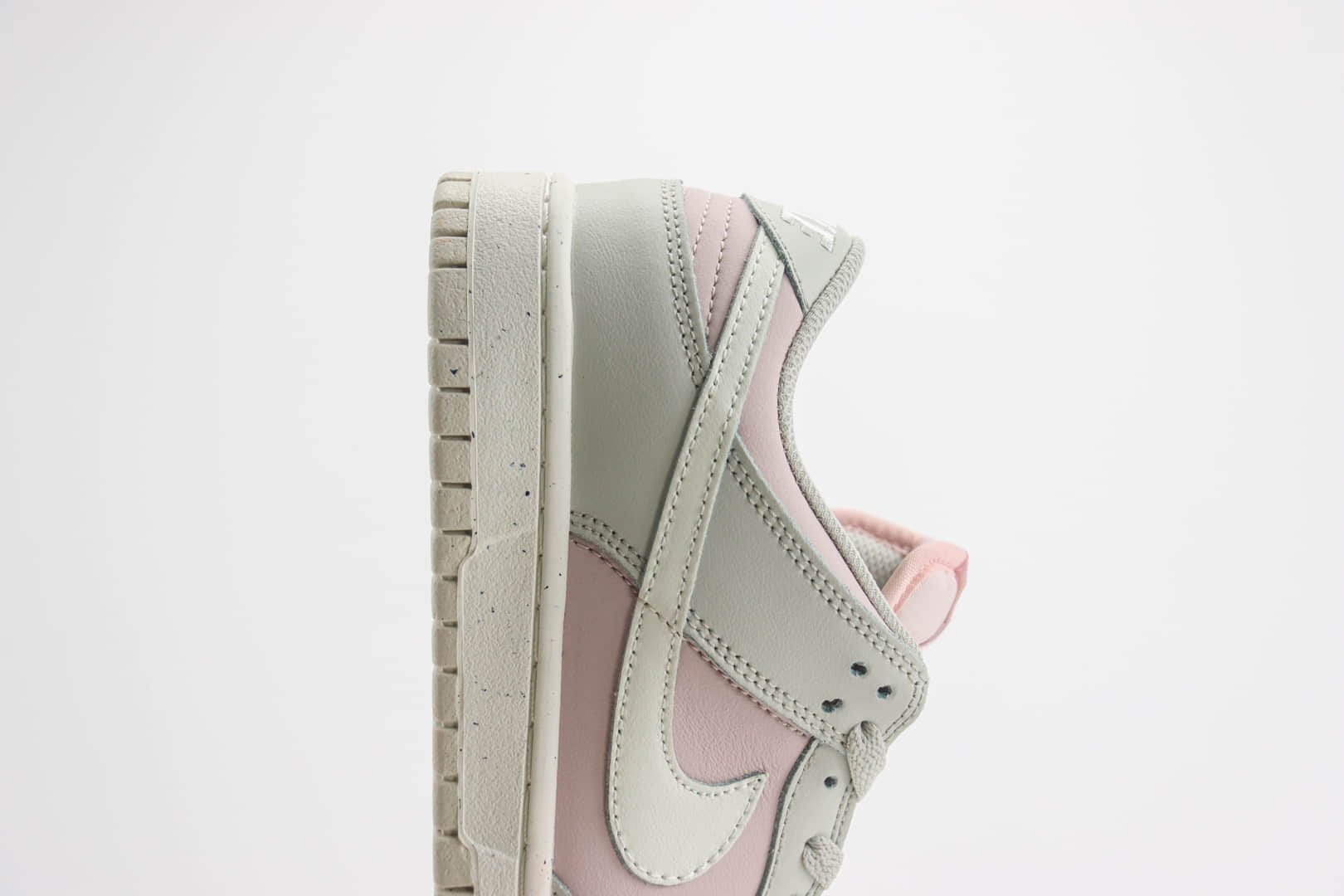 耐克Nike SB Dunk Low纯原版本低帮SB Dunk灰粉色滑板板鞋 莆田耐克工厂 货号：DD1873-001