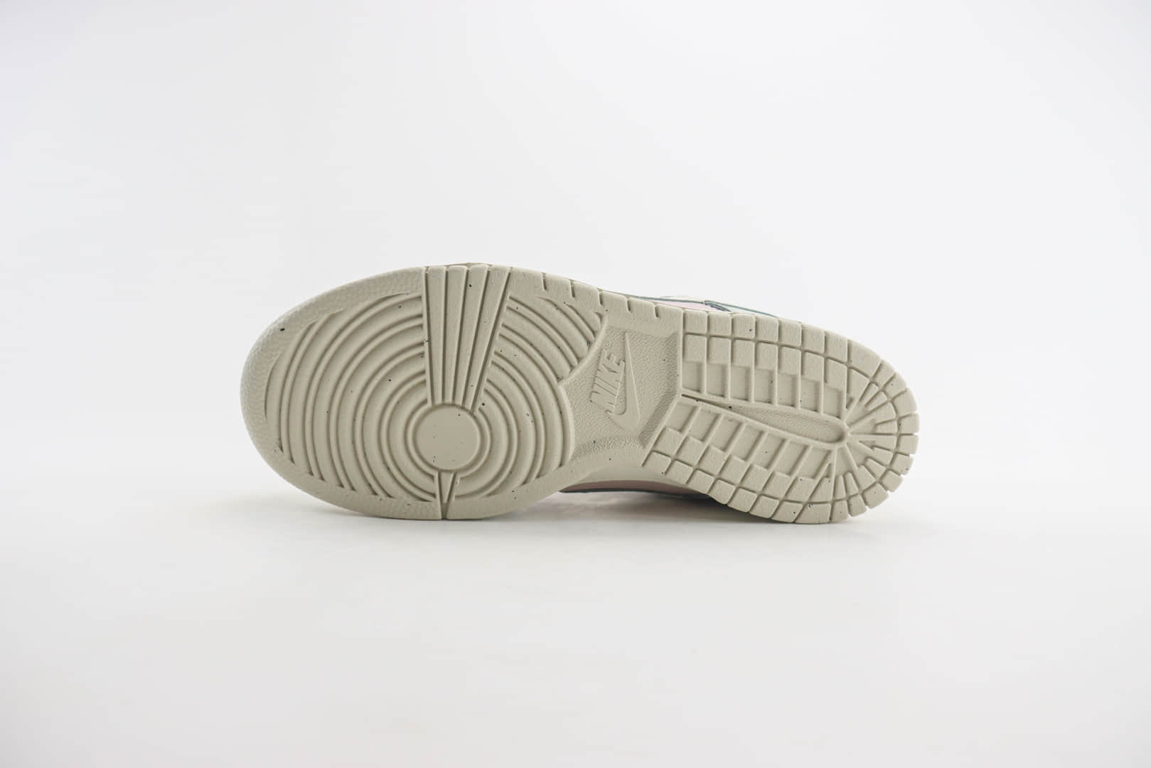 耐克Nike SB Dunk Low纯原版本低帮SB Dunk灰粉色滑板板鞋 莆田耐克工厂 货号：DD1873-001