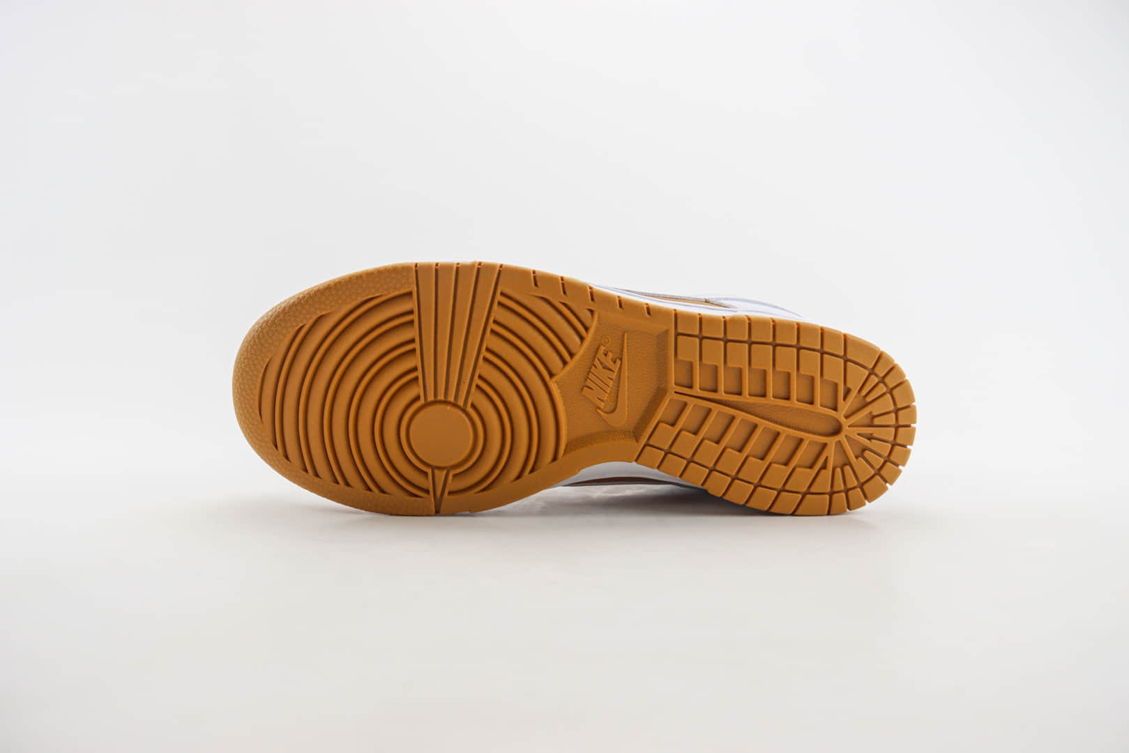 耐克Nike SB Dunk Low纯原版本低帮SB Dunk白棕色滑板板鞋 莆田耐克代理 货号：FQ6965-700