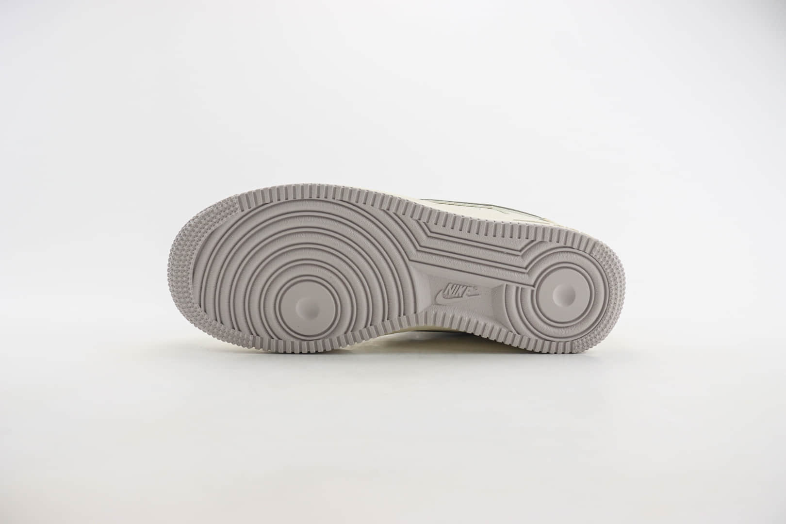 耐克Undefeated x Nike Air Force 1纯原版本空军一号AF1米灰麻绳板鞋 莆田耐克代理 货号：UT2023-203