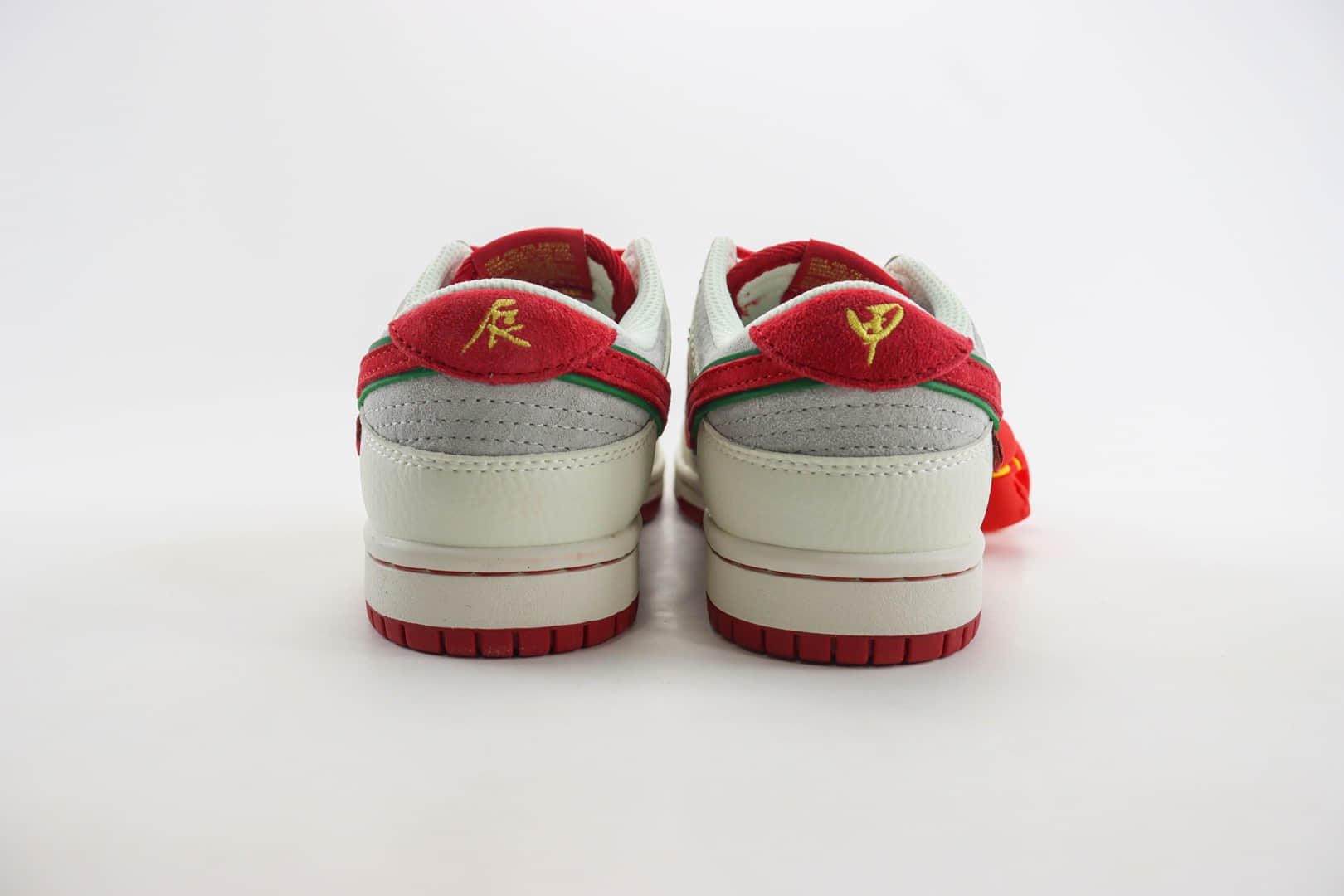 耐克Nike SB Dunk Low纯原版本低帮SB Dunk龙年限定板鞋 莆田耐克代理 货号：CR8033-506