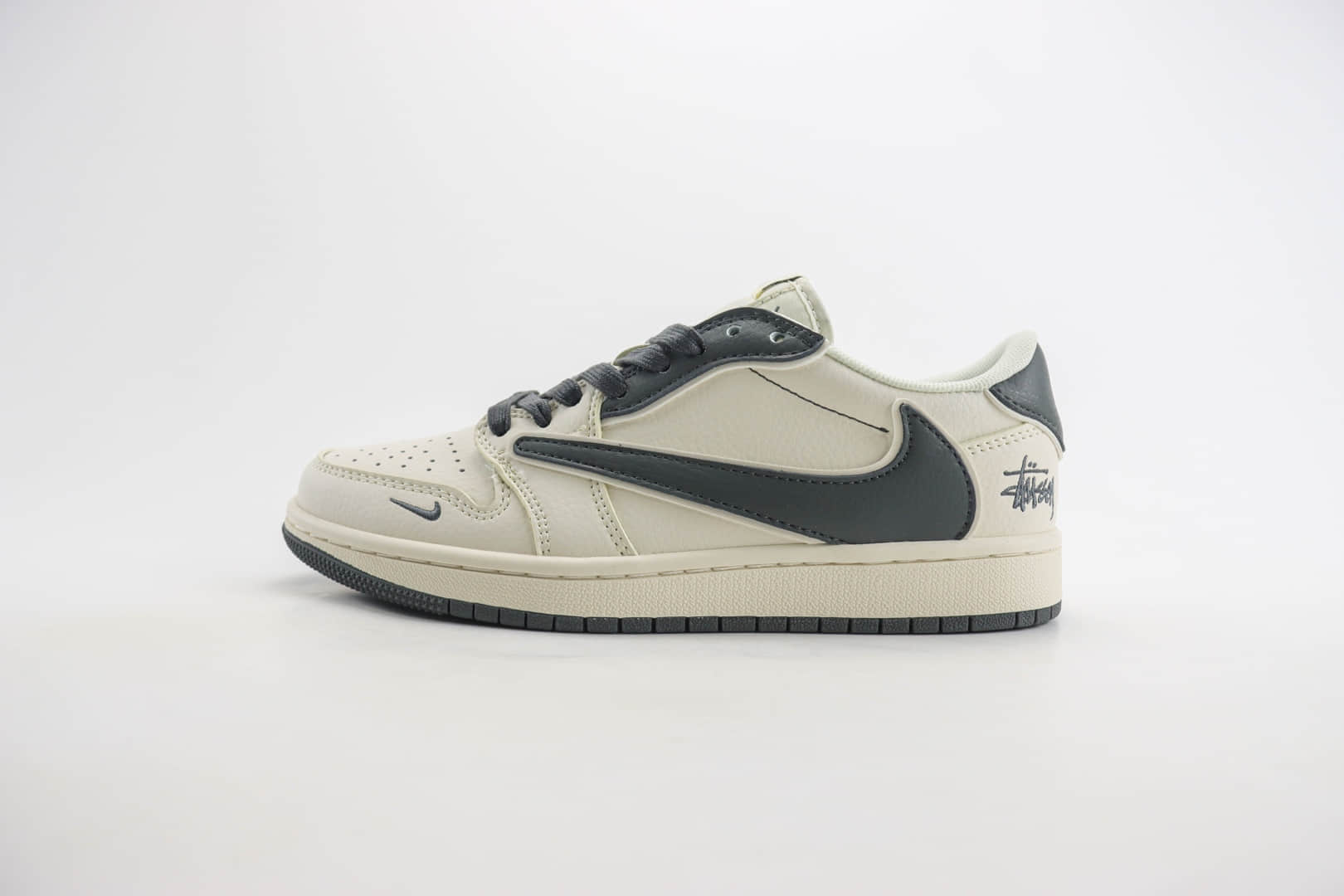 乔丹Stussy x Air Jordan 1 Low纯原版本斯图西联名AJ1米白黑低帮板鞋 莆田AJ货源 货号：DM6688-601