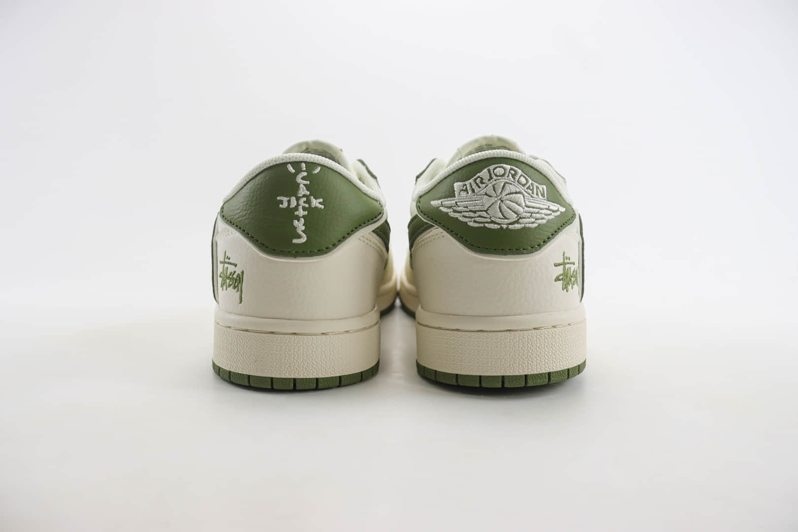 乔丹Stussy x Air Jordan 1 Low纯原版本斯图西联名AJ1白绿倒钩板鞋 莆田AJ货源 货号：DM6688-602