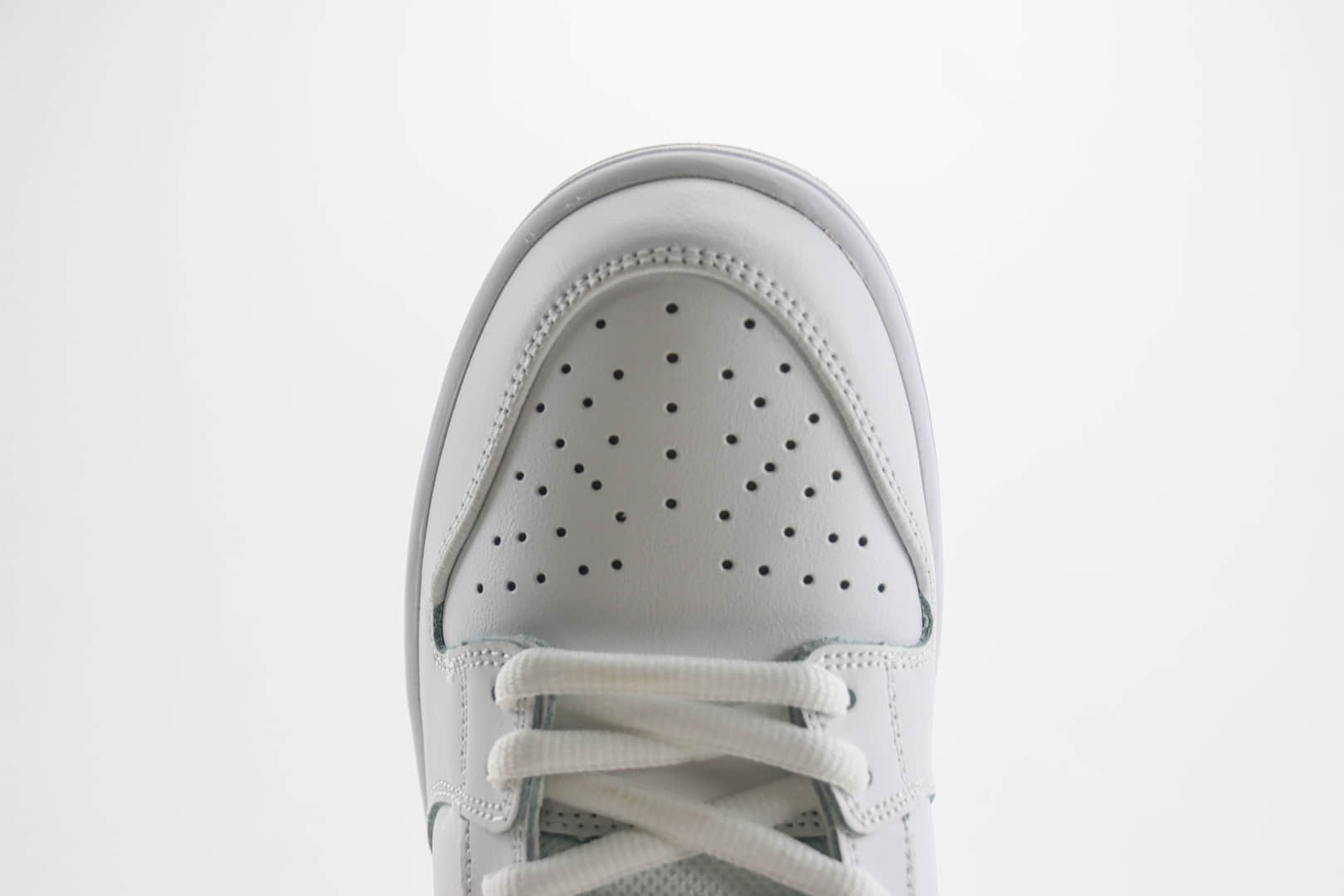 耐克Nike SB Dunk Low纯原版本低帮SB Dunk纯白板鞋 莆田耐克工厂 货号：FJ1674-100