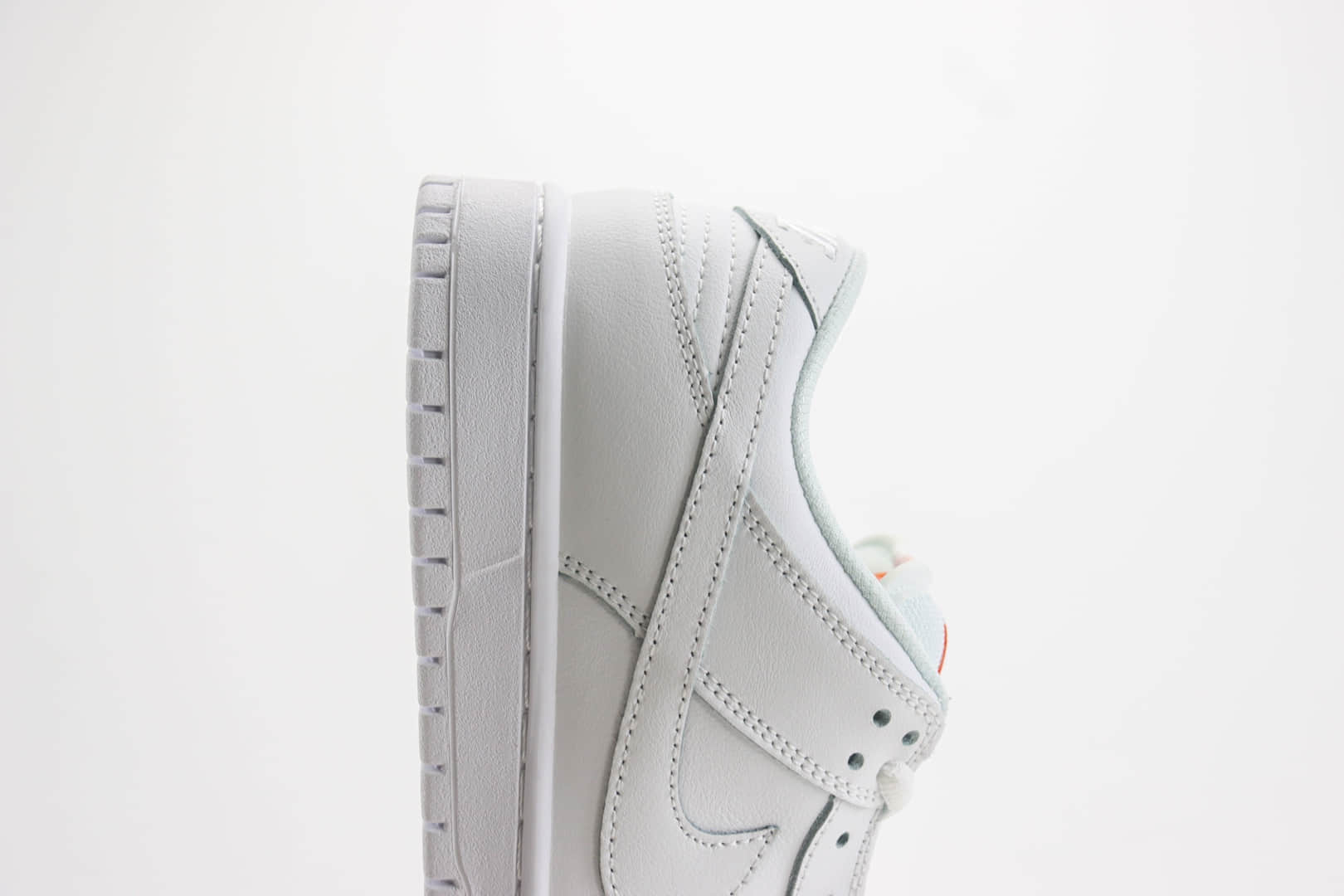 耐克Nike SB Dunk Low纯原版本低帮SB Dunk纯白板鞋 莆田耐克工厂 货号：FJ1674-100