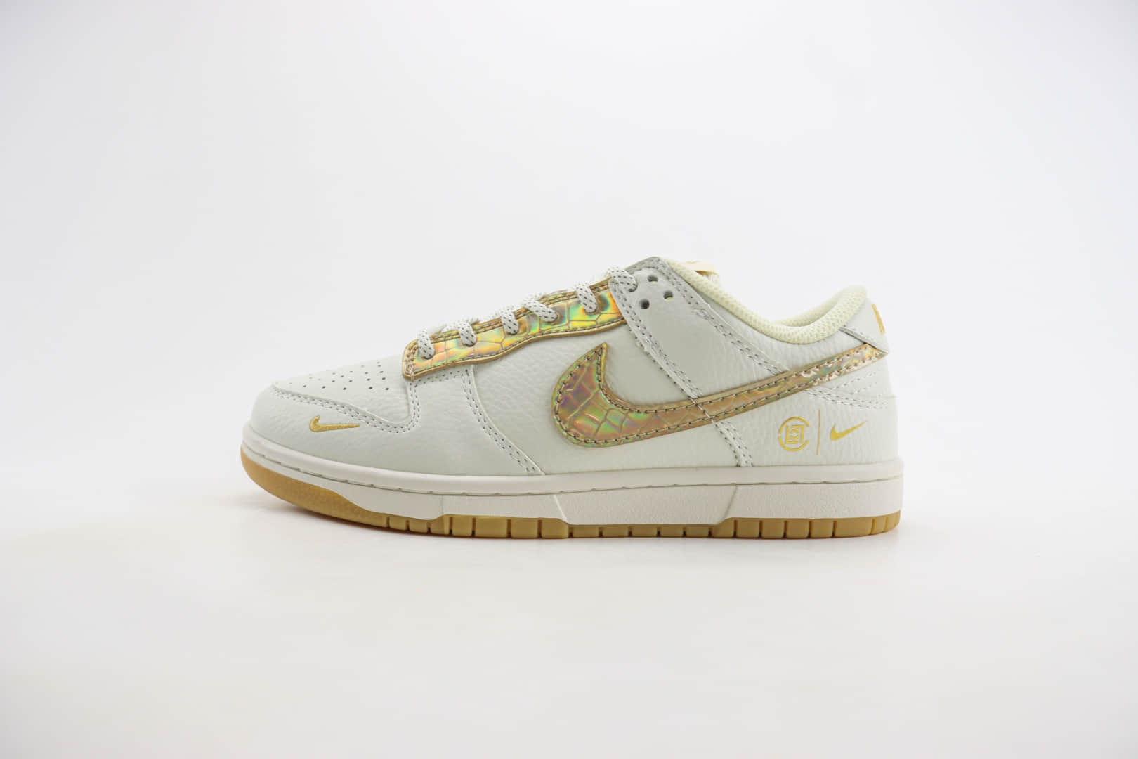 耐克CLOT x Nike SB Dunk Low纯原版本陈冠希联名SB Dunk米白金板鞋 莆田耐克货源 货号：JH8310-948