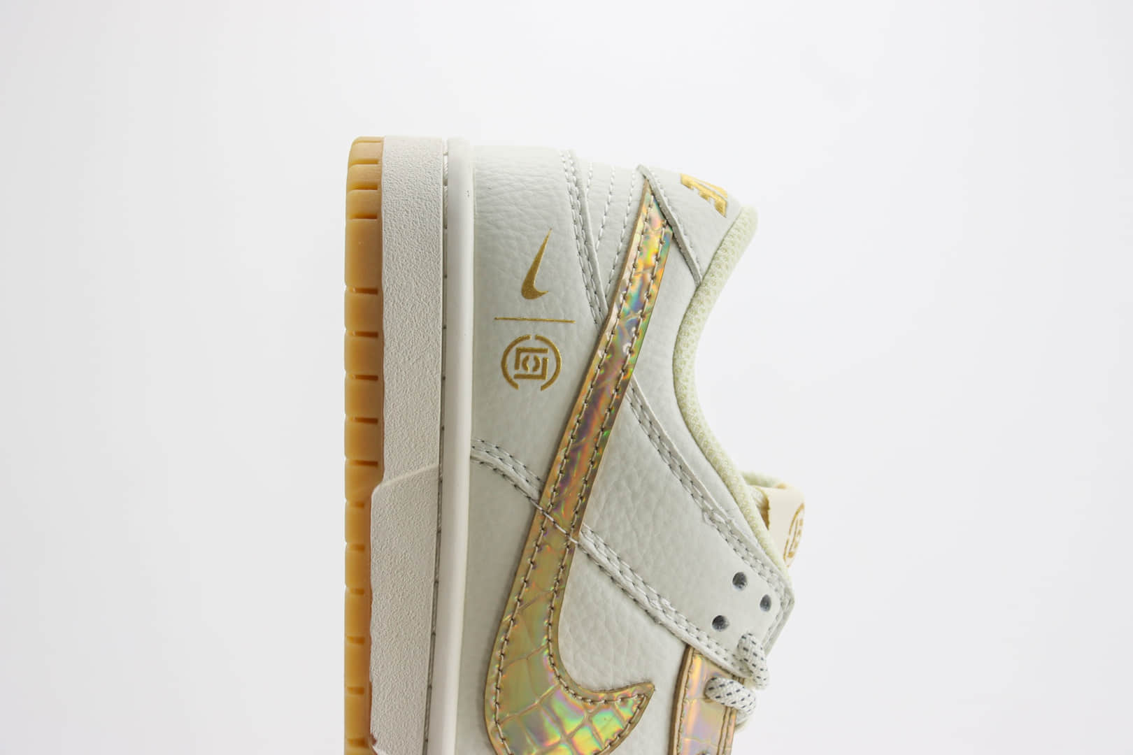 耐克CLOT x Nike SB Dunk Low纯原版本陈冠希联名SB Dunk米白金板鞋 莆田耐克货源 货号：JH8310-948
