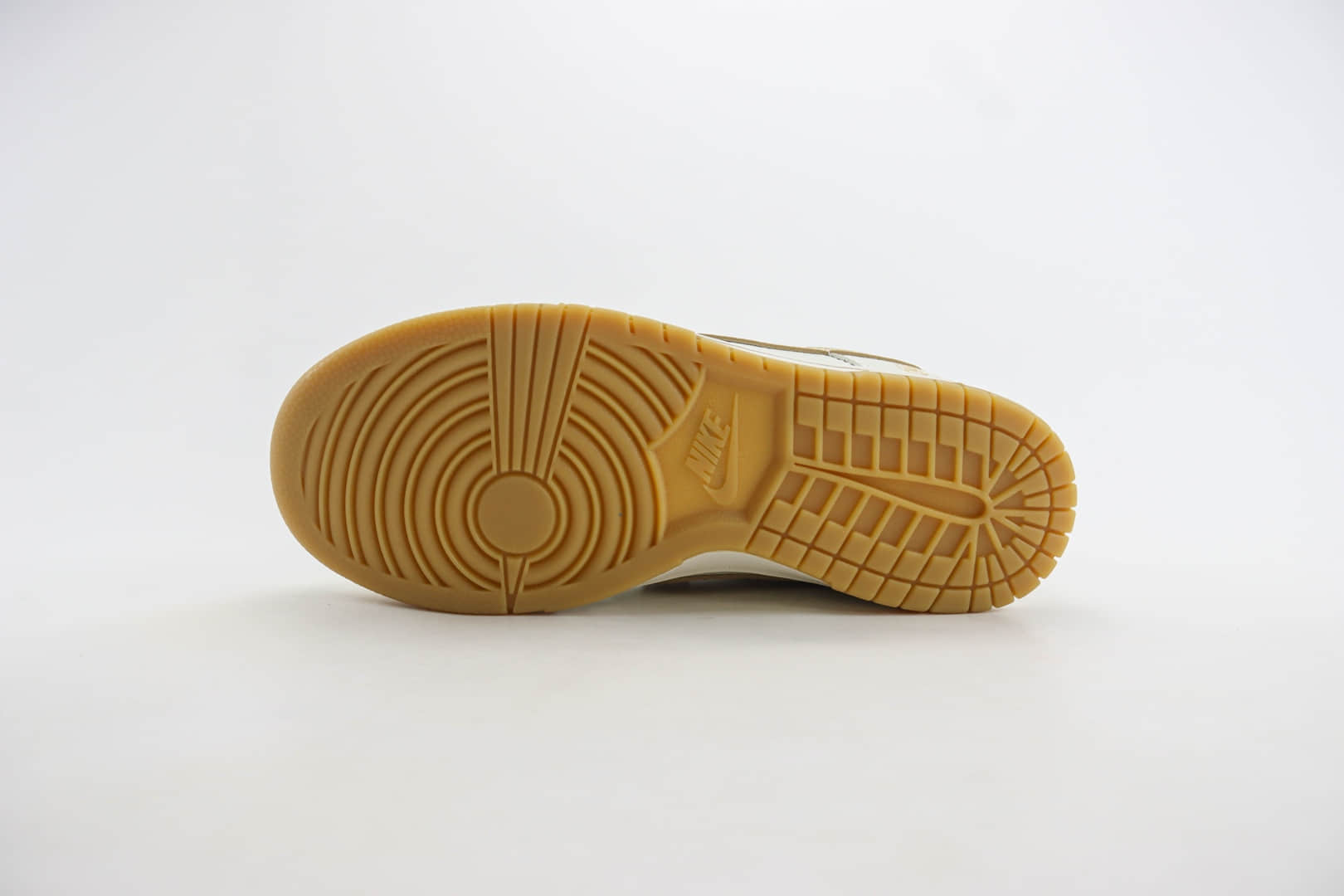 耐克CLOT x Nike SB Dunk Low纯原版本陈冠希联名SB Dunk米白金板鞋 莆田耐克货源 货号：JH8310-948