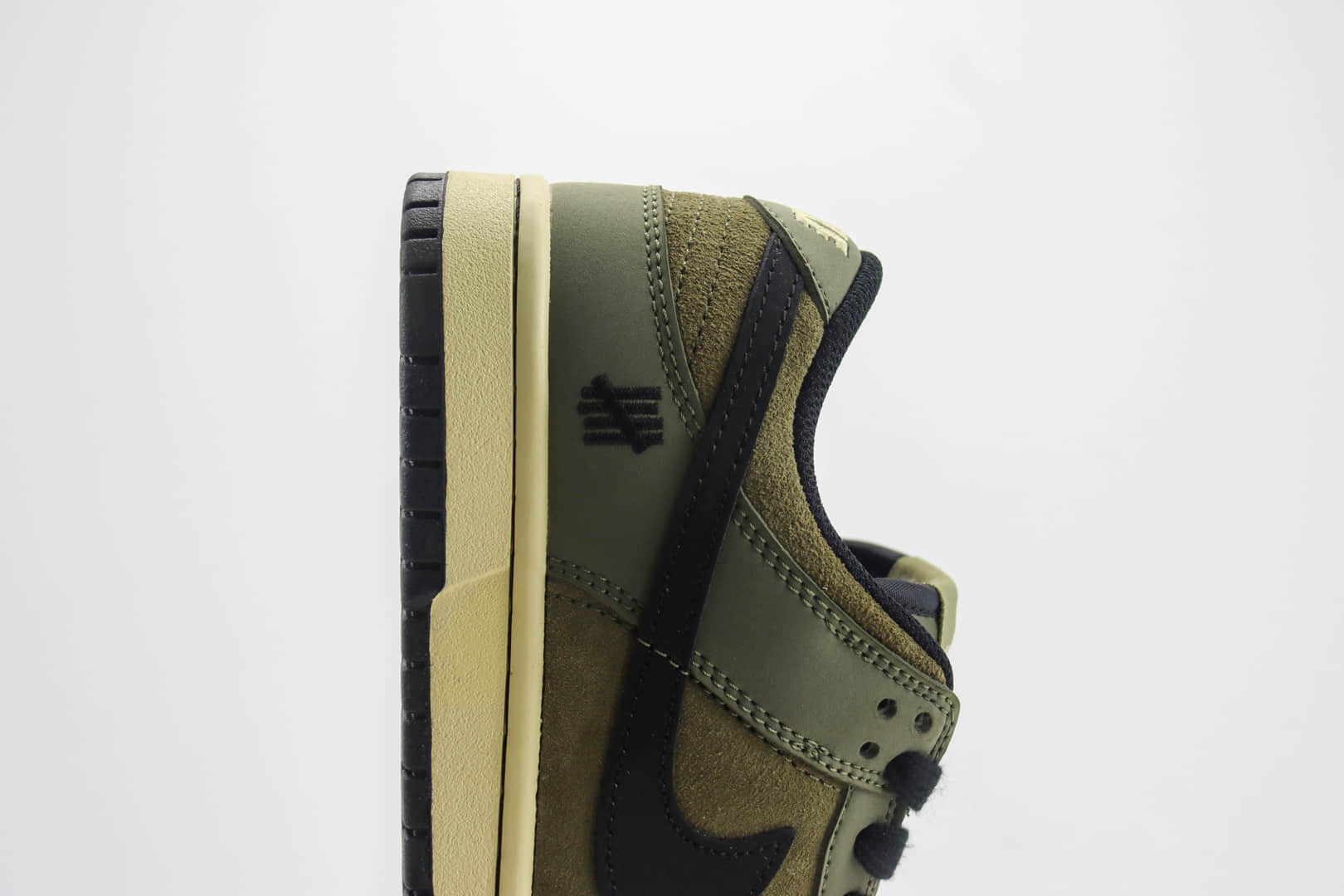 耐克Undefeated x Nike Dunk SB Low纯原版本三道杠SB Dunk军绿色板鞋 莆田耐克代理 货号：JH8037-921