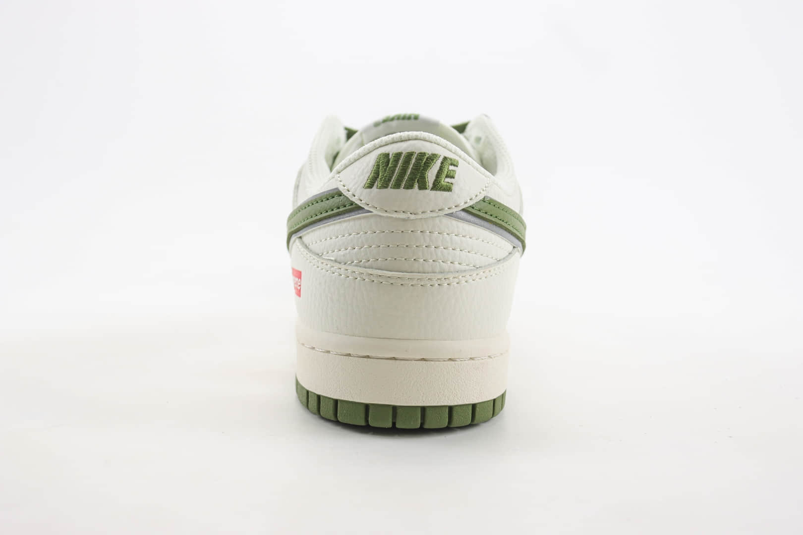 耐克Supreme x Nike SB Dunk Low纯原版本低帮SB Dunk白绿双小勾板鞋 莆田耐克货源 货号:XX2025-689